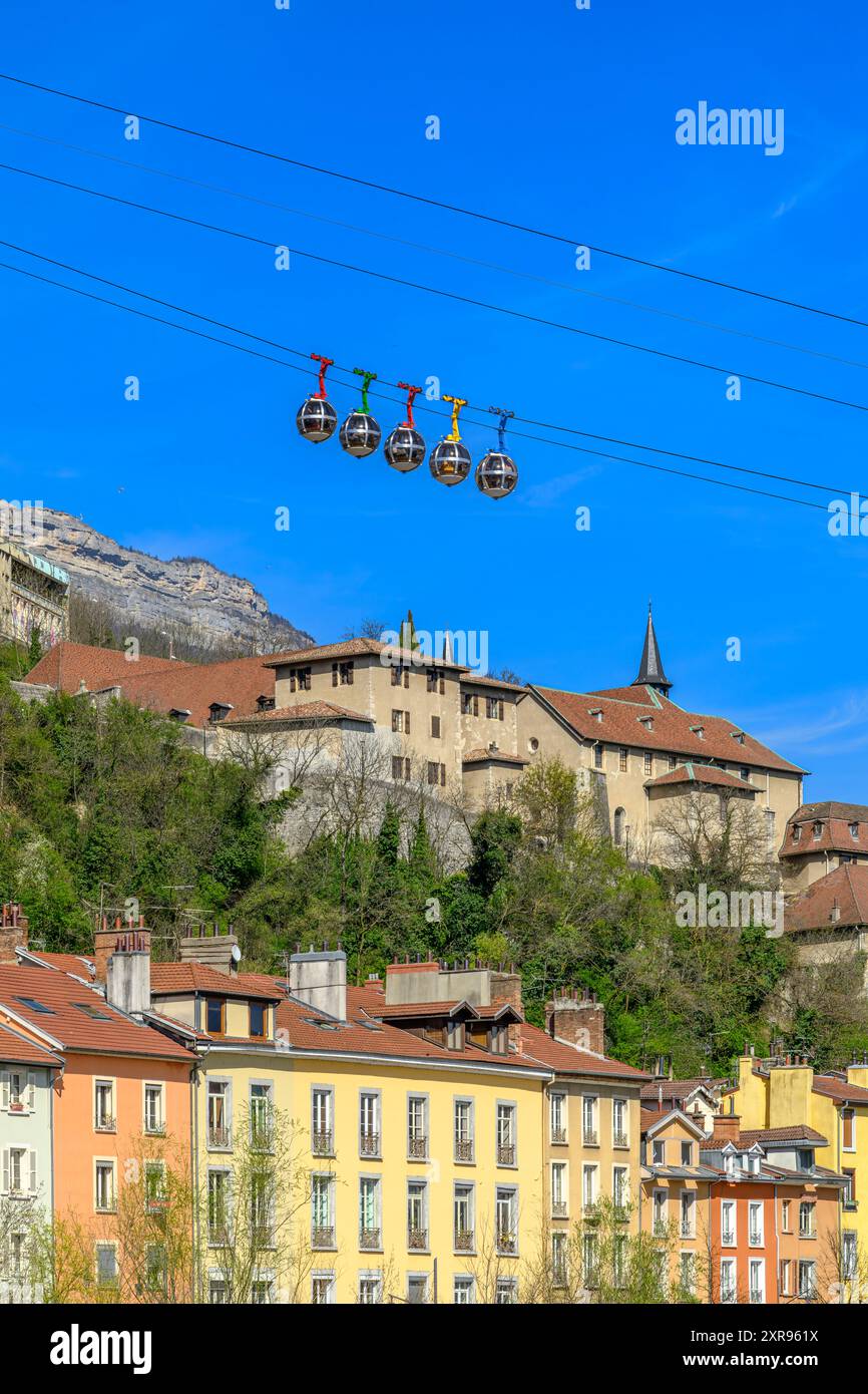 Grenoble, Frankreich. Diese Touristenattraktion ist die fantastische Seilbahn Téléphérique mit blasenförmigen Schoten, die von der Stadt und der Bergfestung aus verläuft. Stockfoto