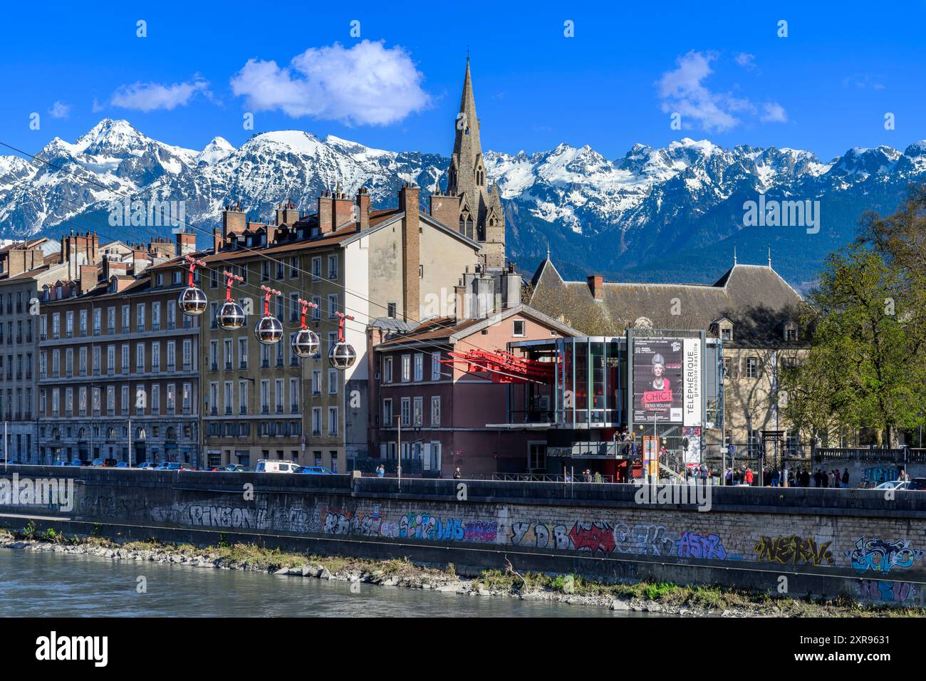 Grenoble, Frankreich. Diese Touristenattraktion ist die fantastische Seilbahn Téléphérique mit blasenförmigen Schoten, die von der Stadt und der Bergfestung aus verläuft. Stockfoto