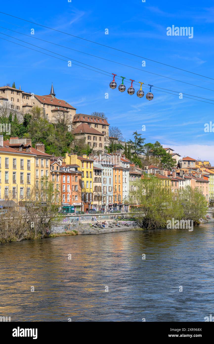 Grenoble, Frankreich. Diese Touristenattraktion ist die fantastische Seilbahn Téléphérique mit blasenförmigen Schoten, die von der Stadt und der Bergfestung aus verläuft. Stockfoto