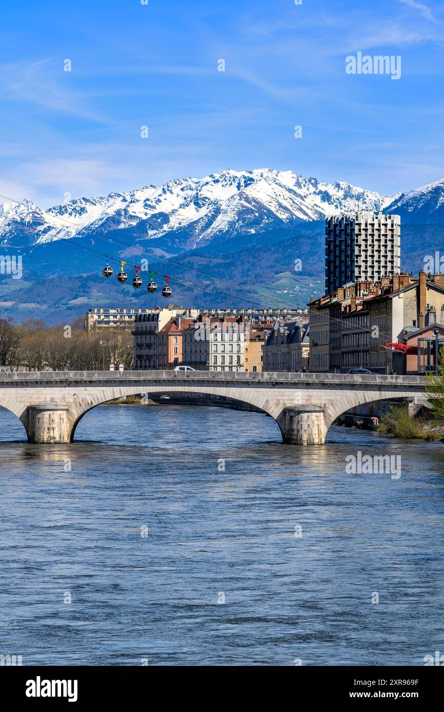 Grenoble, Frankreich. Diese Touristenattraktion ist die fantastische Seilbahn Téléphérique mit blasenförmigen Schoten, die von der Stadt und der Bergfestung aus verläuft. Stockfoto