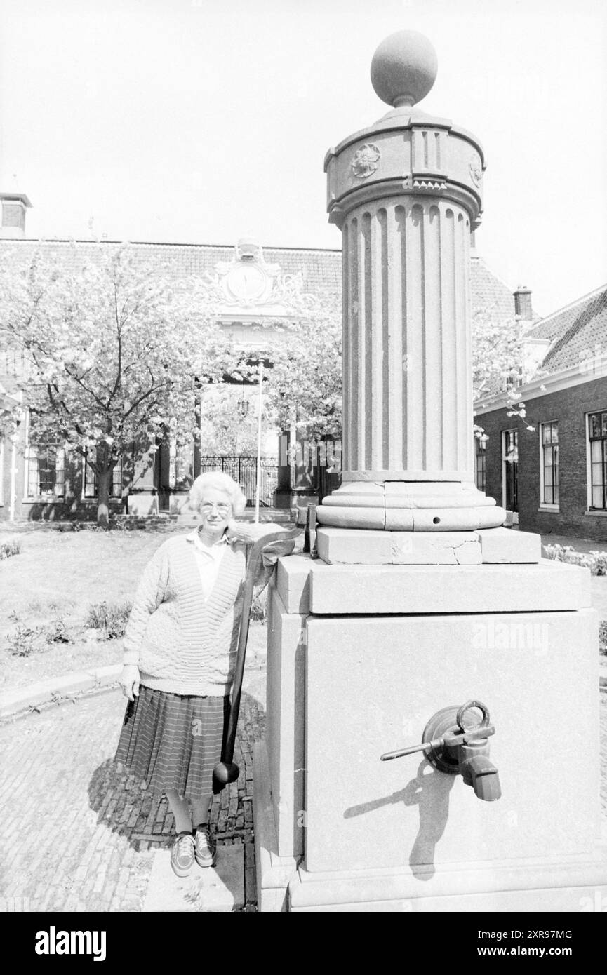 Teylershofje ext. Regenzimmer und mrs. Mulder, Hofjes, Haarlem, Niederlande, 07-05-1987, Whizgle Dutch News: historische Bilder für die Zukunft. Erkunden Sie die Vergangenheit der Niederlande mit modernen Perspektiven durch Bilder von niederländischen Agenturen. Verbinden der Ereignisse von gestern mit den Erkenntnissen von morgen. Begeben Sie sich auf eine zeitlose Reise mit Geschichten, die unsere Zukunft prägen. Stockfoto