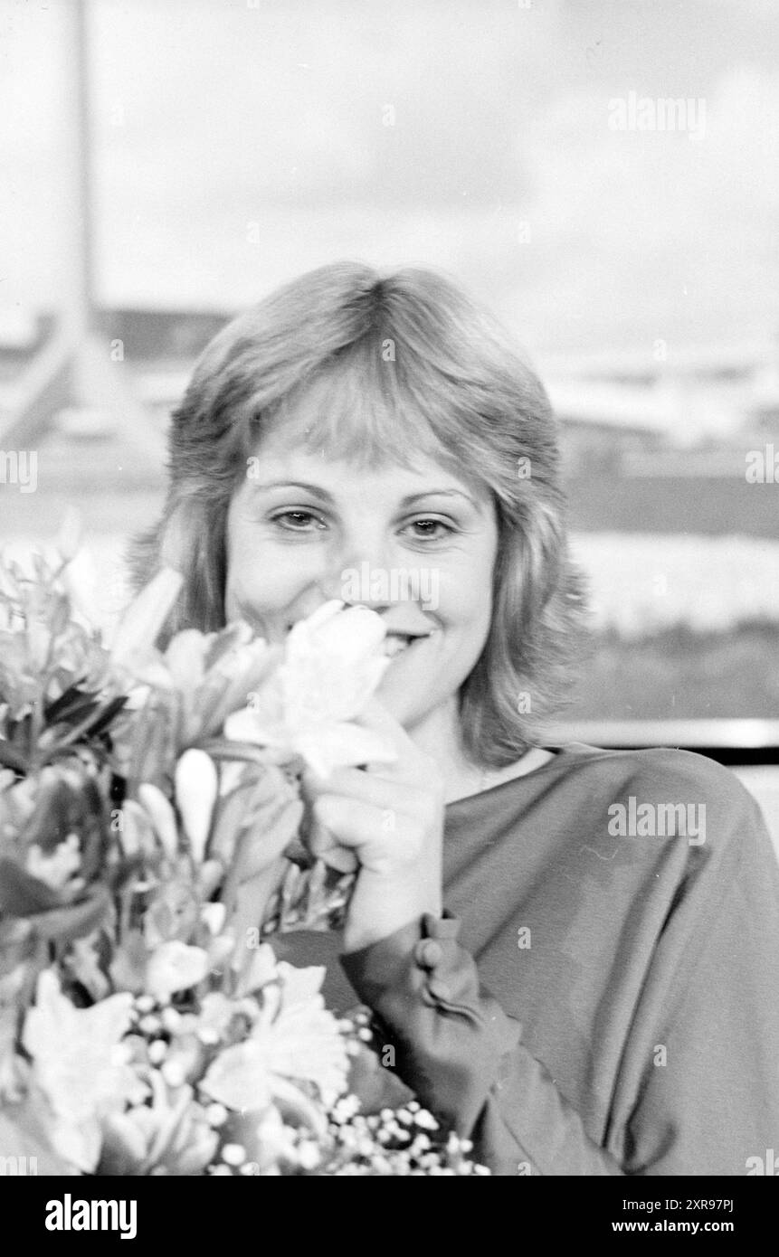 Ankunft der Tulpenkönigin, Schiphol, Blumen und Blumenmädchen, Schiphol, 28-03-1981, Whizgle Dutch News: Historische Bilder zugeschnitten auf die Zukunft. Erkunden Sie die Vergangenheit der Niederlande mit modernen Perspektiven durch Bilder von niederländischen Agenturen. Verbinden der Ereignisse von gestern mit den Erkenntnissen von morgen. Begeben Sie sich auf eine zeitlose Reise mit Geschichten, die unsere Zukunft prägen. Stockfoto