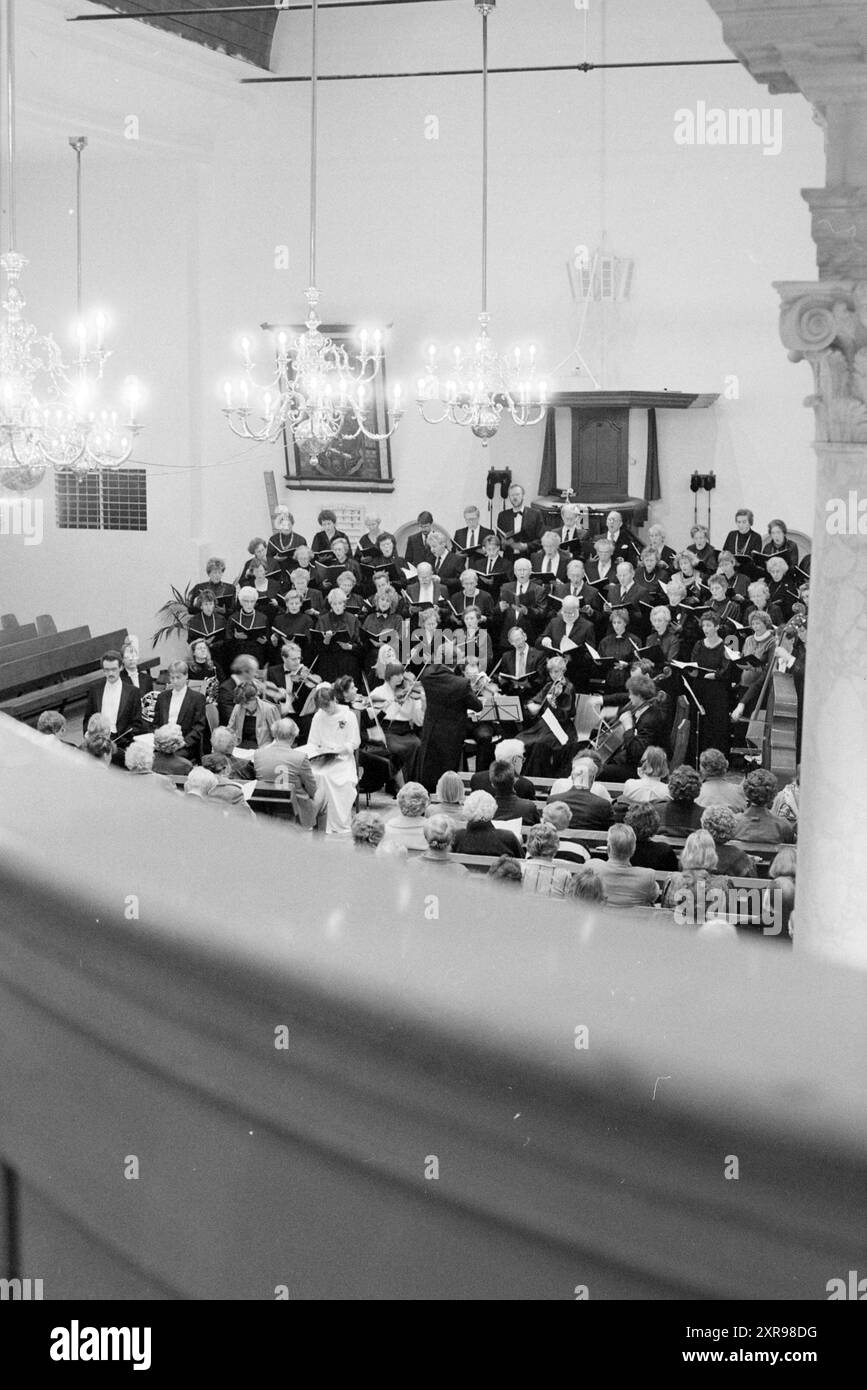 Aufführung des klassischen gemischten Chors, NH Church, Zandvoort, Zandvoort, 15.12.1988, Whizgle Dutch News: historische Bilder für die Zukunft. Erkunden Sie die Vergangenheit der Niederlande mit modernen Perspektiven durch Bilder von niederländischen Agenturen. Verbinden der Ereignisse von gestern mit den Erkenntnissen von morgen. Begeben Sie sich auf eine zeitlose Reise mit Geschichten, die unsere Zukunft prägen. Stockfoto