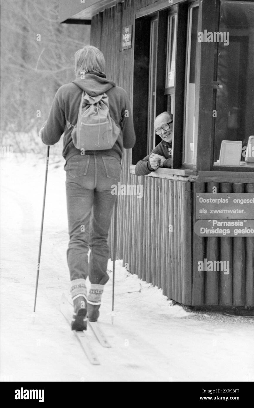 Skilanglauf in Kennemerduinen, Skisport, 08-01-1985, Whizgle Dutch News: Historische Bilder zugeschnitten auf die Zukunft. Erkunden Sie die Vergangenheit der Niederlande mit modernen Perspektiven durch Bilder von niederländischen Agenturen. Verbinden der Ereignisse von gestern mit den Erkenntnissen von morgen. Begeben Sie sich auf eine zeitlose Reise mit Geschichten, die unsere Zukunft prägen. Stockfoto