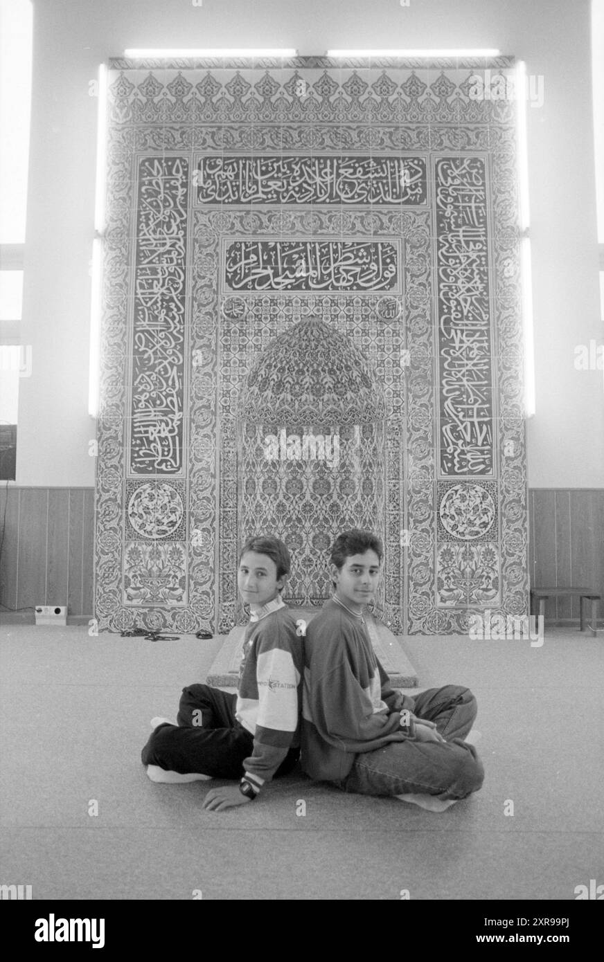 Türkische Jungen, Imamschool IJmuiden, IJmuiden, Nederland, 23-01-1995, Whizgle Dutch News: historische Bilder für die Zukunft. Erkunden Sie die Vergangenheit der Niederlande mit modernen Perspektiven durch Bilder von niederländischen Agenturen. Verbinden der Ereignisse von gestern mit den Erkenntnissen von morgen. Begeben Sie sich auf eine zeitlose Reise mit Geschichten, die unsere Zukunft prägen. Stockfoto