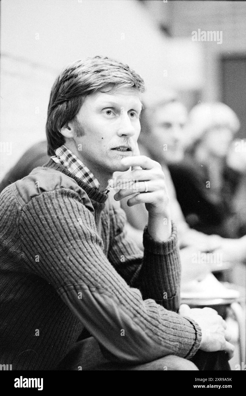 Portrait Indoor Football Coach Damen Trikot Sponsor: Ten Cate BV Distribution Agency Alkmaar, 00-10-1980, Whizgle Dutch News: Historische Bilder zugeschnitten auf die Zukunft. Erkunden Sie die Vergangenheit der Niederlande mit modernen Perspektiven durch Bilder von niederländischen Agenturen. Verbinden der Ereignisse von gestern mit den Erkenntnissen von morgen. Begeben Sie sich auf eine zeitlose Reise mit Geschichten, die unsere Zukunft prägen. Stockfoto