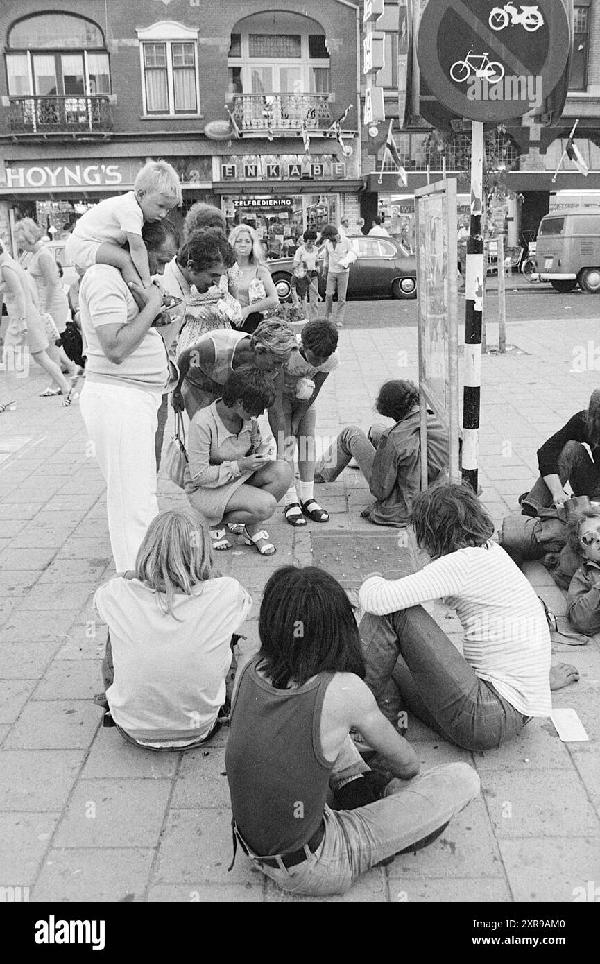 Hippies in Zandvoort, Report, 04-08-1970, Whizgle Dutch News: Historical Images Tailored for the Future. Erkunden Sie die Vergangenheit der Niederlande mit modernen Perspektiven durch Bilder von niederländischen Agenturen. Verbinden der Ereignisse von gestern mit den Erkenntnissen von morgen. Begeben Sie sich auf eine zeitlose Reise mit Geschichten, die unsere Zukunft prägen. Stockfoto