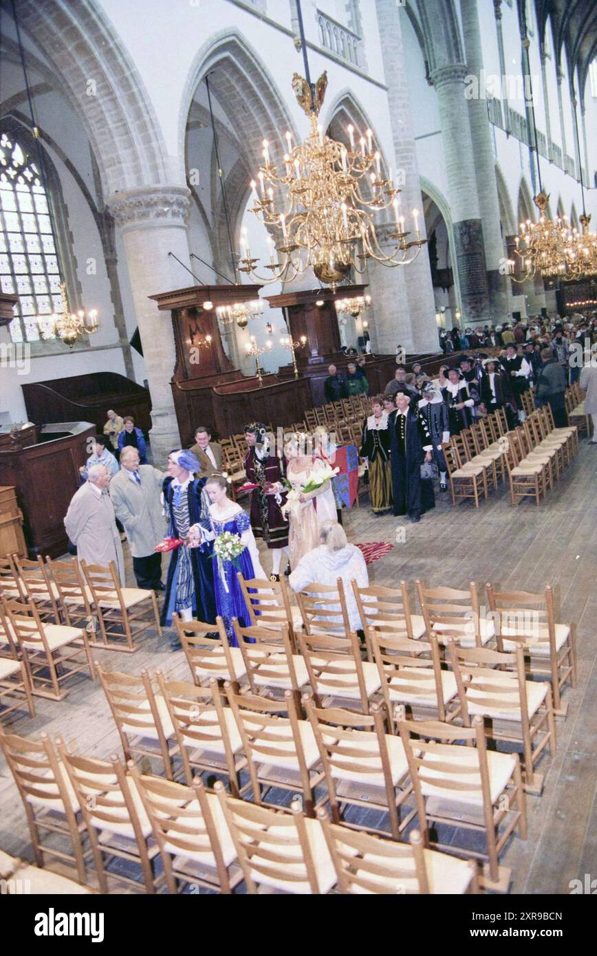 Hochzeitszeremonie im Frans Hals Stil (17. Jahrhundert) im Rathaus und in der Bavo Kirche mit Bürgermeister Jaap Pop, Haarlem, Grote Markt, Niederlande, 02-10-1998, Whizgle Dutch News: historische Bilder für die Zukunft. Erkunden Sie die Vergangenheit der Niederlande mit modernen Perspektiven durch Bilder von niederländischen Agenturen. Verbinden der Ereignisse von gestern mit den Erkenntnissen von morgen. Begeben Sie sich auf eine zeitlose Reise mit Geschichten, die unsere Zukunft prägen. Stockfoto