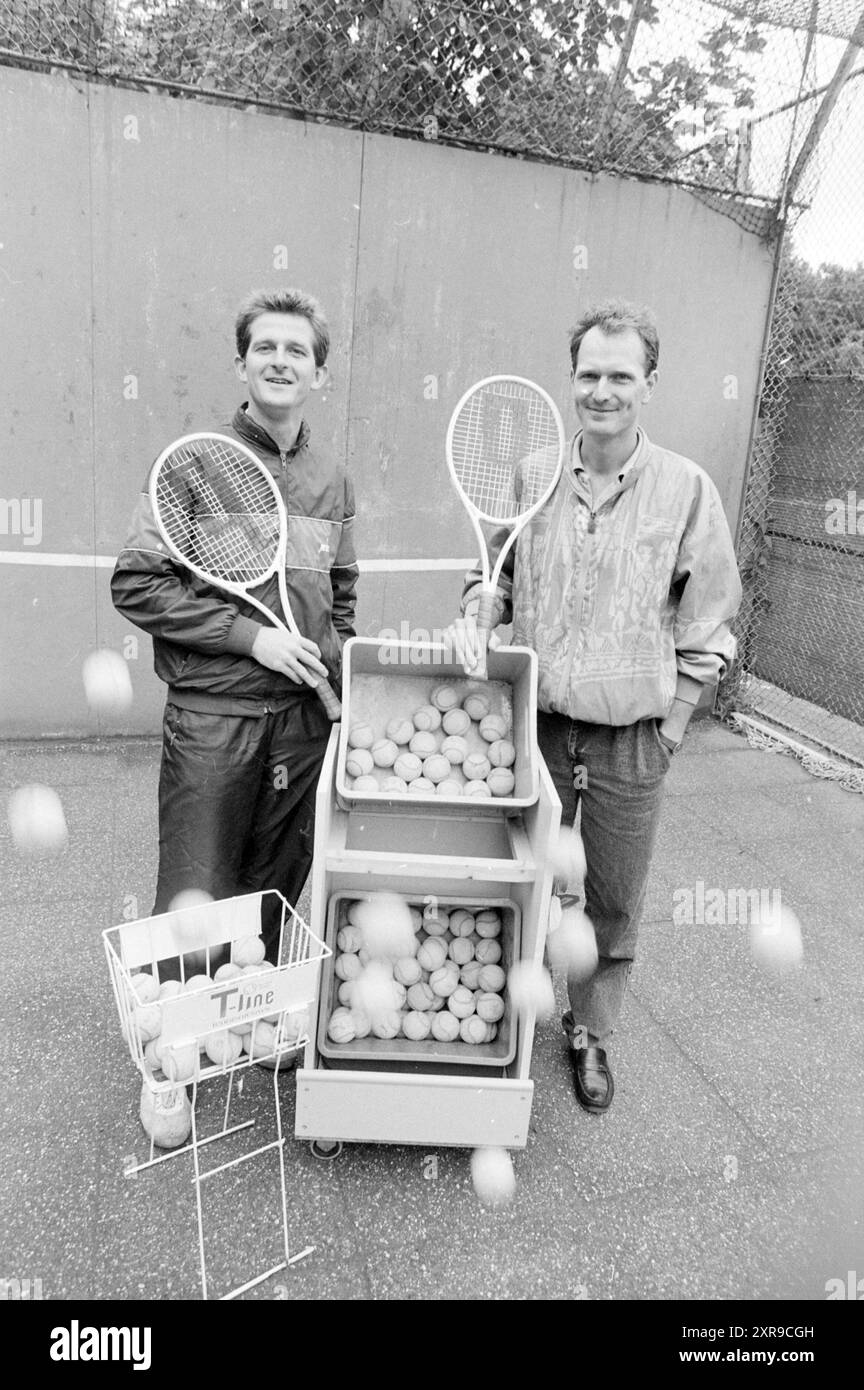 Mr. Zuidam + Bouten Tennisschule Groenendaal, Tennis, 02-08-1989, Whizgle Dutch News: Historische Bilder zugeschnitten auf die Zukunft. Erkunden Sie die Vergangenheit der Niederlande mit modernen Perspektiven durch Bilder von niederländischen Agenturen. Verbinden der Ereignisse von gestern mit den Erkenntnissen von morgen. Begeben Sie sich auf eine zeitlose Reise mit Geschichten, die unsere Zukunft prägen. Stockfoto