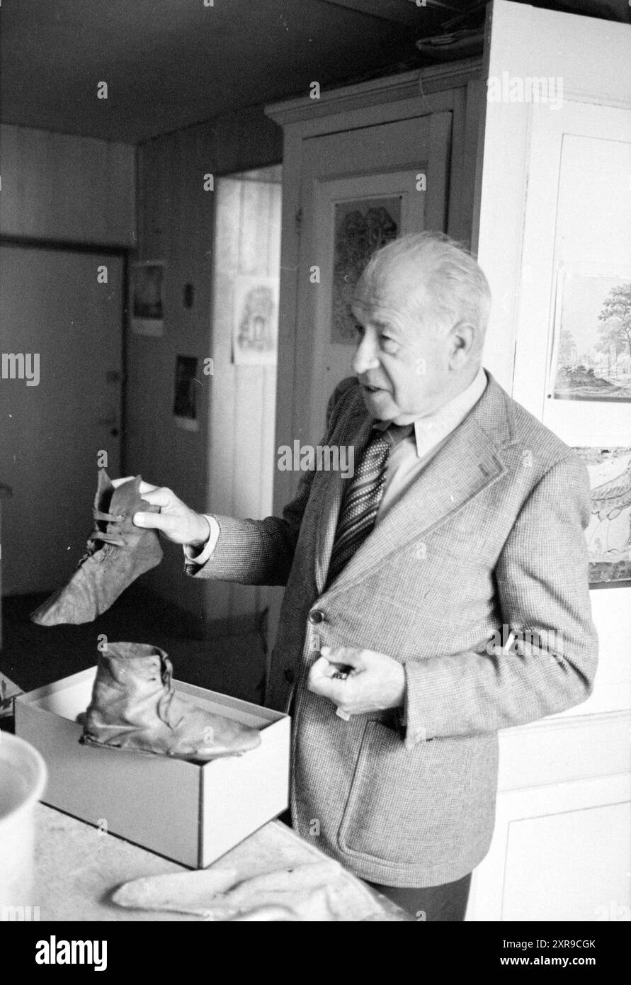 Mann mit Schuh in der Hand, archäologischer Fund, 31-07-1979, Whizgle Dutch News: Historische Bilder zugeschnitten auf die Zukunft. Erkunden Sie die Vergangenheit der Niederlande mit modernen Perspektiven durch Bilder von niederländischen Agenturen. Verbinden der Ereignisse von gestern mit den Erkenntnissen von morgen. Begeben Sie sich auf eine zeitlose Reise mit Geschichten, die unsere Zukunft prägen. Stockfoto
