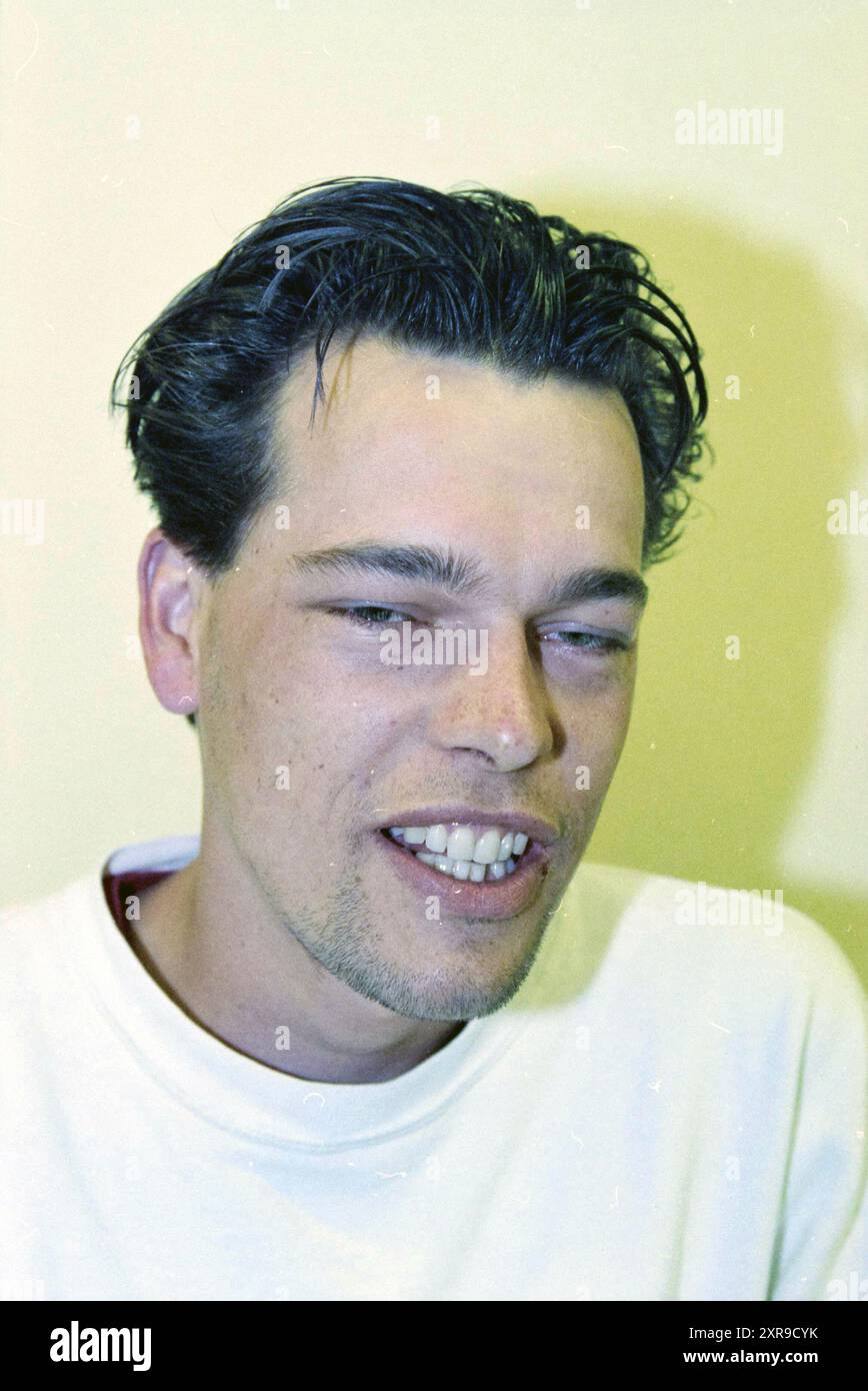 3 x Passport-Redaktion, 20.05.1998, Whizgle Dutch News: Historische Bilder für die Zukunft. Erkunden Sie die Vergangenheit der Niederlande mit modernen Perspektiven durch Bilder von niederländischen Agenturen. Verbinden der Ereignisse von gestern mit den Erkenntnissen von morgen. Begeben Sie sich auf eine zeitlose Reise mit Geschichten, die unsere Zukunft prägen. Stockfoto