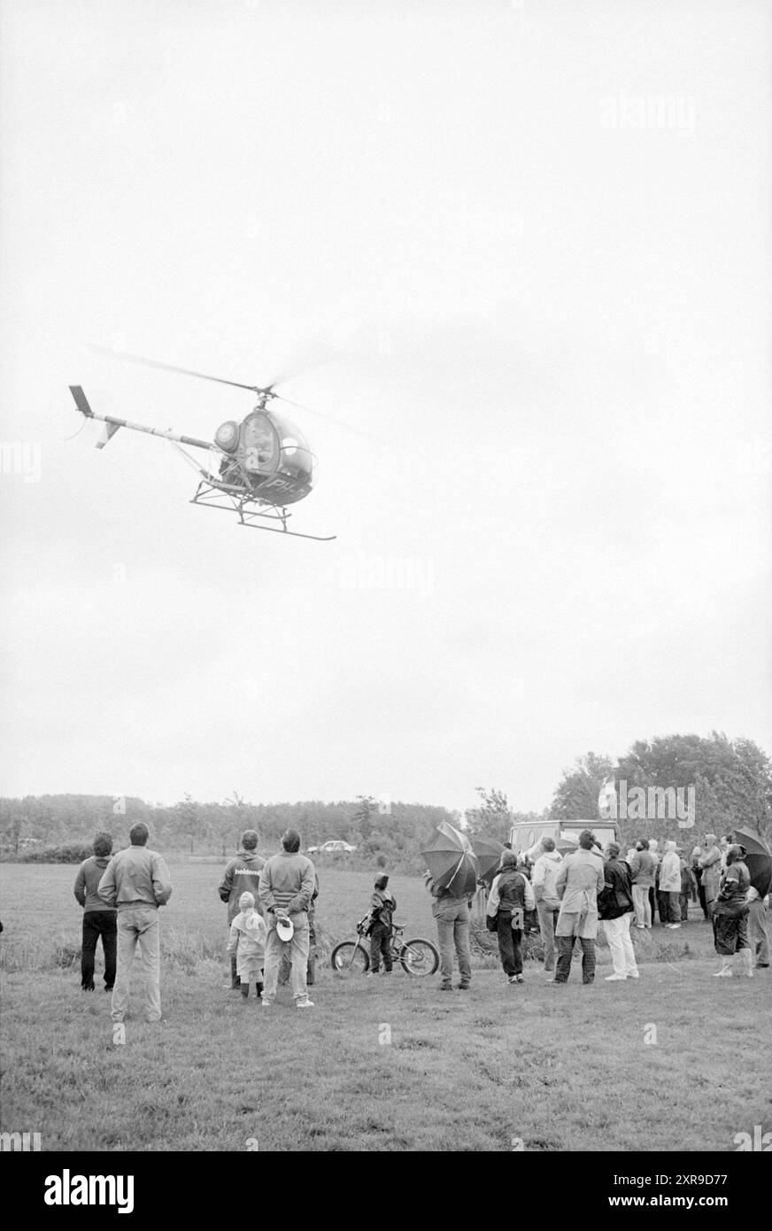Hubschrauber landet auf einer Wiese, Whizgle Dutch News: Historische Bilder für die Zukunft. Erkunden Sie die Vergangenheit der Niederlande mit modernen Perspektiven durch Bilder von niederländischen Agenturen. Verbinden der Ereignisse von gestern mit den Erkenntnissen von morgen. Begeben Sie sich auf eine zeitlose Reise mit Geschichten, die unsere Zukunft prägen. Stockfoto