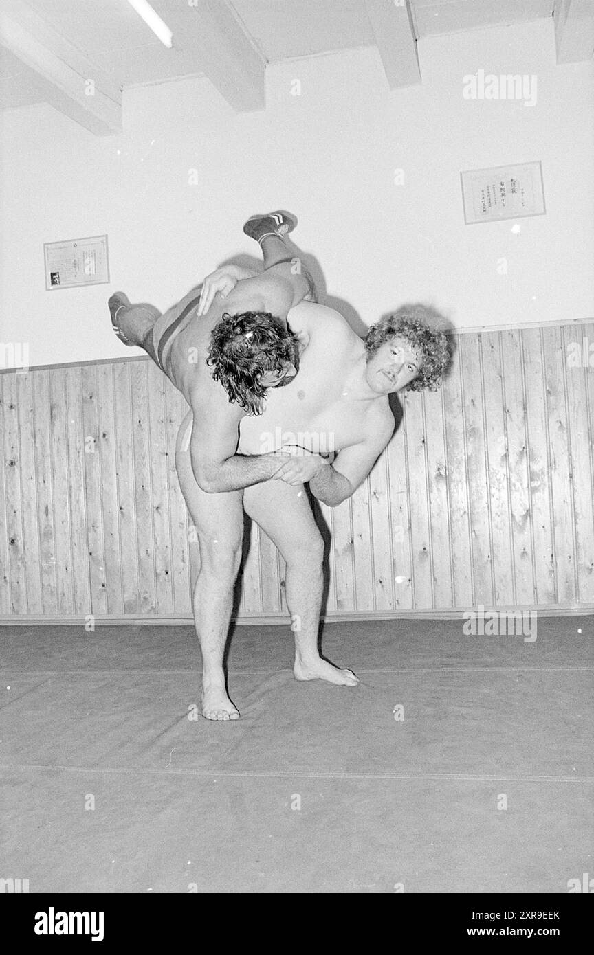 Wrestling-Demonstration, Whizgle Dutch News: Historische Bilder für die Zukunft. Erkunden Sie die Vergangenheit der Niederlande mit modernen Perspektiven durch Bilder von niederländischen Agenturen. Verbinden der Ereignisse von gestern mit den Erkenntnissen von morgen. Begeben Sie sich auf eine zeitlose Reise mit Geschichten, die unsere Zukunft prägen. Stockfoto