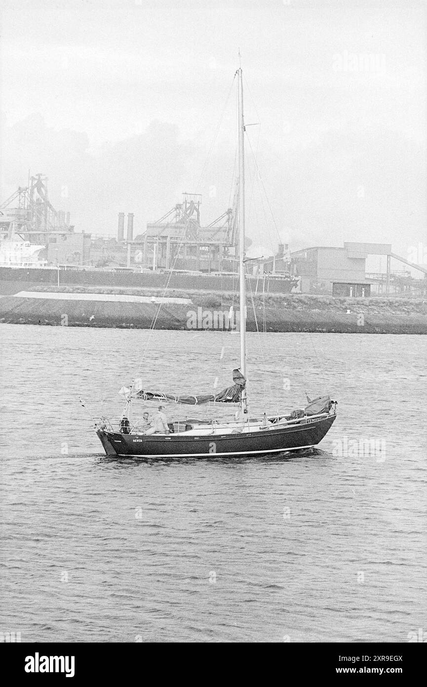 Ankunft eines Paares mit Segelboot von Kapstadt, Schiffe, 15-11-1974, Whizgle Dutch News: Historische Bilder für die Zukunft. Erkunden Sie die Vergangenheit der Niederlande mit modernen Perspektiven durch Bilder von niederländischen Agenturen. Verbinden der Ereignisse von gestern mit den Erkenntnissen von morgen. Begeben Sie sich auf eine zeitlose Reise mit Geschichten, die unsere Zukunft prägen. Stockfoto