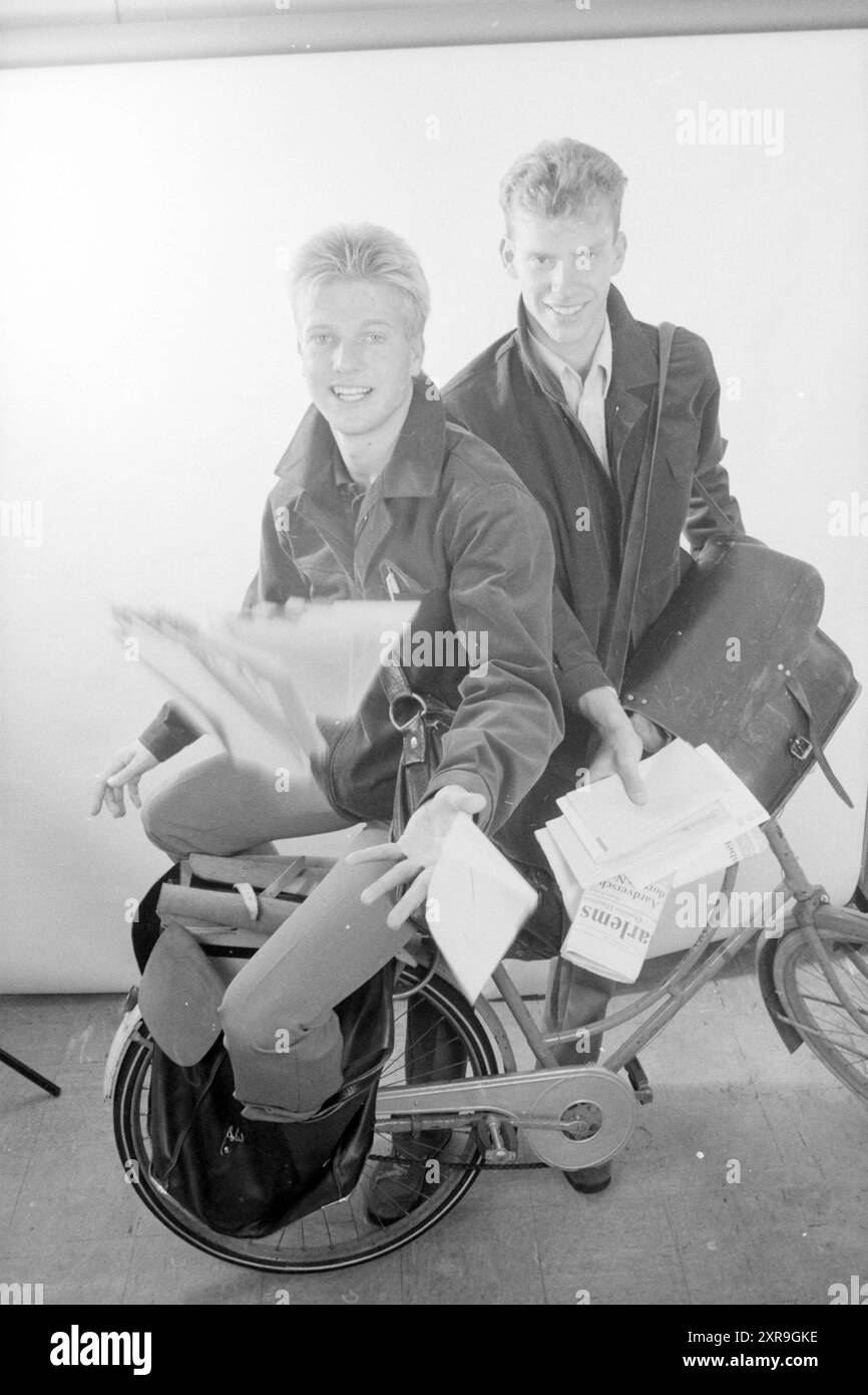 Postboten für Feiertage, PTT, Postdienste, Stadtpost, 29-07-1987, Whizgle Dutch News: historische Bilder für die Zukunft. Erkunden Sie die Vergangenheit der Niederlande mit modernen Perspektiven durch Bilder von niederländischen Agenturen. Verbinden der Ereignisse von gestern mit den Erkenntnissen von morgen. Begeben Sie sich auf eine zeitlose Reise mit Geschichten, die unsere Zukunft prägen. Stockfoto