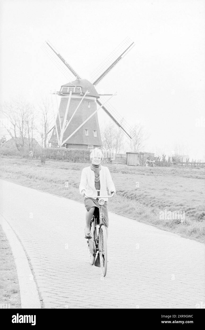 Radtag und Mühlentag, Radfahren, Radwege, Radfahrer, Mühlen, 03-05-1977, Whizgle Dutch News: historische Bilder für die Zukunft. Erkunden Sie die Vergangenheit der Niederlande mit modernen Perspektiven durch Bilder von niederländischen Agenturen. Verbinden der Ereignisse von gestern mit den Erkenntnissen von morgen. Begeben Sie sich auf eine zeitlose Reise mit Geschichten, die unsere Zukunft prägen. Stockfoto