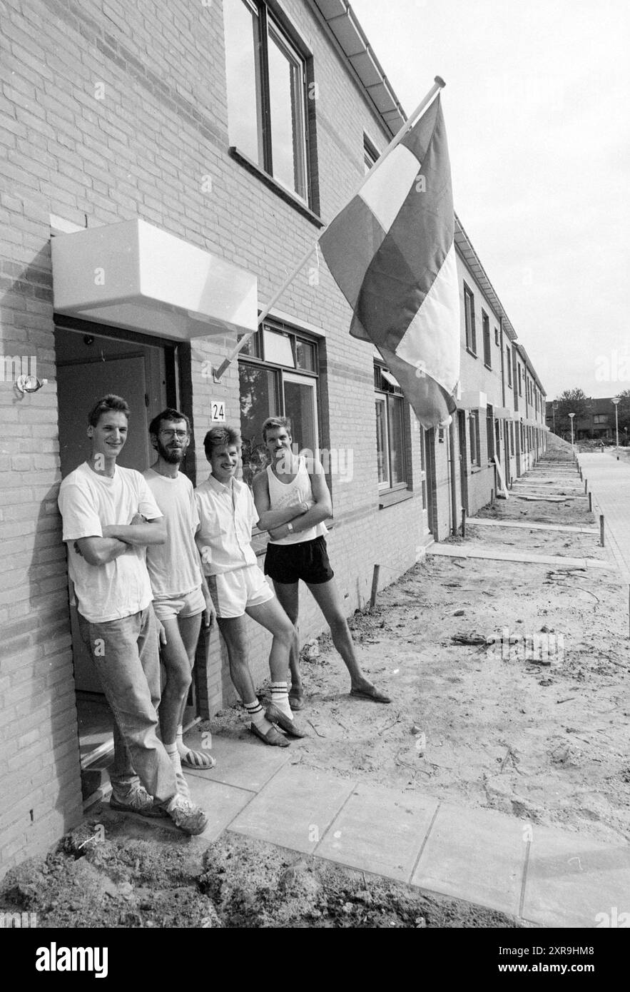 Vier junge Männer vor einem Haus in einer Reihe fertiggestellter Häuser in Hillegom, Hillegom, 12.-07. 1989, Whizgle Dutch News: Historische Bilder zugeschnitten auf die Zukunft. Erkunden Sie die Vergangenheit der Niederlande mit modernen Perspektiven durch Bilder von niederländischen Agenturen. Verbinden der Ereignisse von gestern mit den Erkenntnissen von morgen. Begeben Sie sich auf eine zeitlose Reise mit Geschichten, die unsere Zukunft prägen. Stockfoto