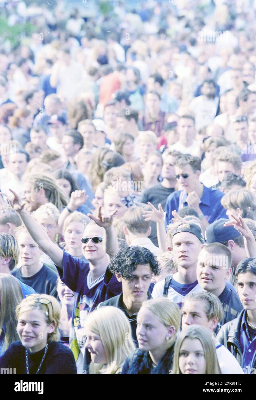 Beeckestijnpop, Postman, Velsen, Velsen, 11-06-1999, Whizgle Dutch News: historische Bilder für die Zukunft. Erkunden Sie die Vergangenheit der Niederlande mit modernen Perspektiven durch Bilder von niederländischen Agenturen. Verbinden der Ereignisse von gestern mit den Erkenntnissen von morgen. Begeben Sie sich auf eine zeitlose Reise mit Geschichten, die unsere Zukunft prägen. Stockfoto
