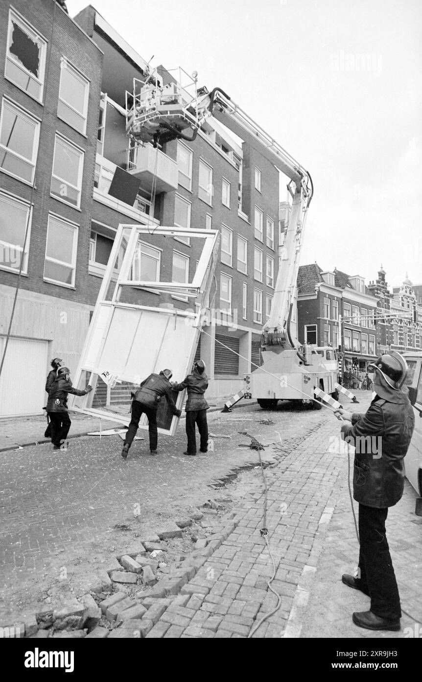 Explosion Spaarne alt V und D, Explosion, Häuser und Hausbau, Haarlem, Korte Veerstraat, Niederlande, 06-11-1981, Whizgle Dutch News: historische Bilder für die Zukunft. Erkunden Sie die Vergangenheit der Niederlande mit modernen Perspektiven durch Bilder von niederländischen Agenturen. Verbinden der Ereignisse von gestern mit den Erkenntnissen von morgen. Begeben Sie sich auf eine zeitlose Reise mit Geschichten, die unsere Zukunft prägen. Stockfoto