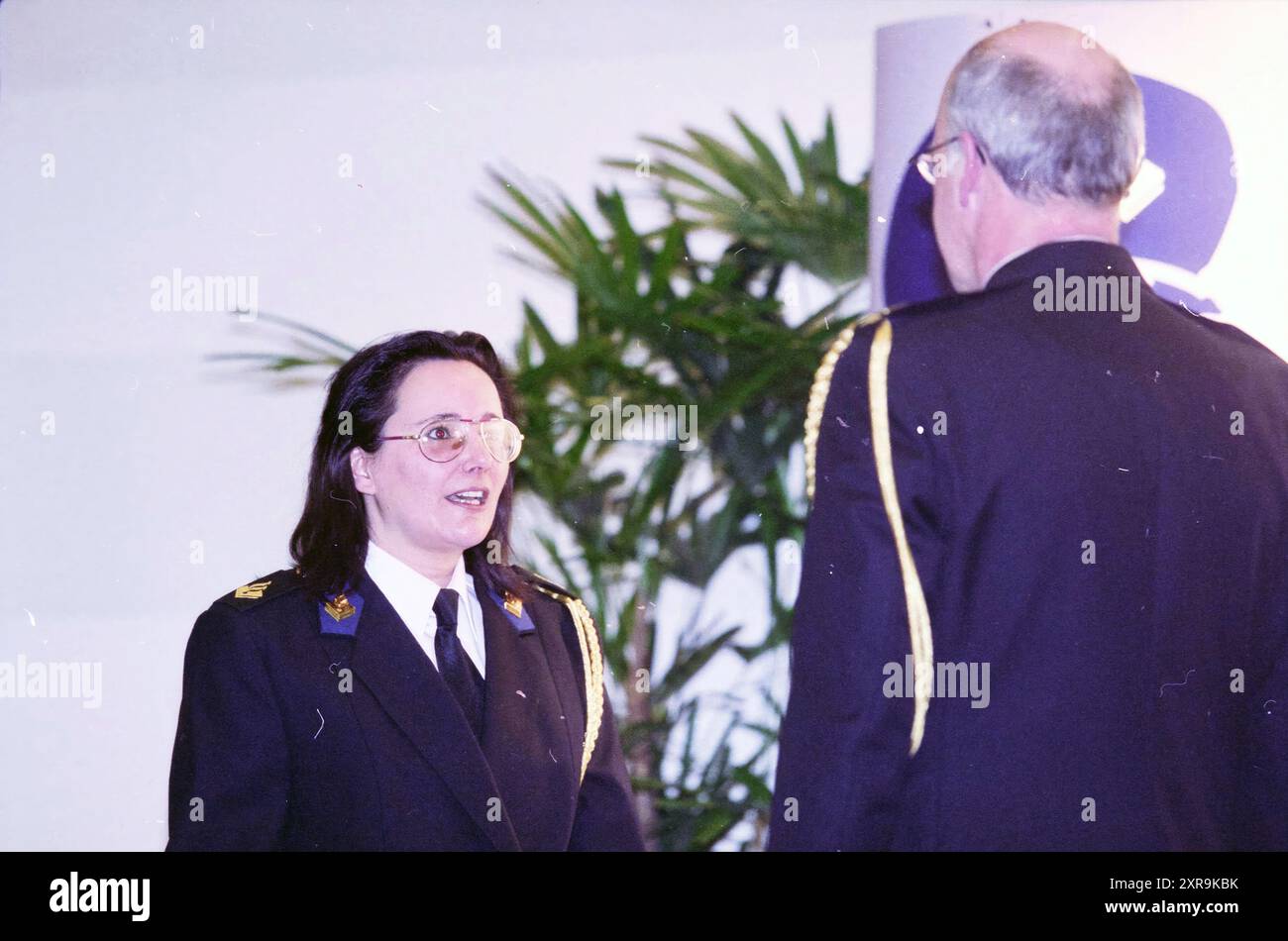 Frau schwört vor Chief Commissioner Visser, Polizei Kennemerland, Haarlem, Niederlande, 21-02-2001, Whizgle Dutch News: historische Bilder für die Zukunft. Erkunden Sie die Vergangenheit der Niederlande mit modernen Perspektiven durch Bilder von niederländischen Agenturen. Verbinden der Ereignisse von gestern mit den Erkenntnissen von morgen. Begeben Sie sich auf eine zeitlose Reise mit Geschichten, die unsere Zukunft prägen. Stockfoto