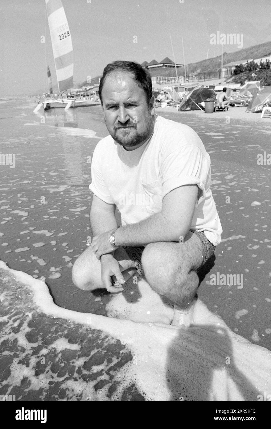 Mr. Dijkema, Strandbar High Tide, Bloemendaal, Strand und Strände, Bloemendaal, 20-05-1987, Whizgle Dutch News: historische Bilder für die Zukunft. Erkunden Sie die Vergangenheit der Niederlande mit modernen Perspektiven durch Bilder von niederländischen Agenturen. Verbinden der Ereignisse von gestern mit den Erkenntnissen von morgen. Begeben Sie sich auf eine zeitlose Reise mit Geschichten, die unsere Zukunft prägen. Stockfoto