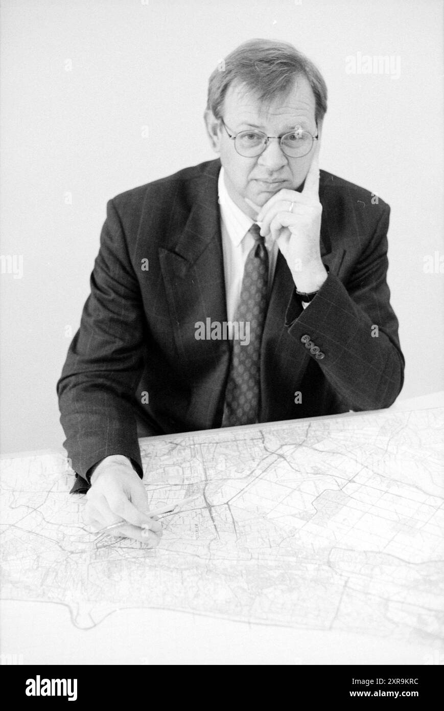 V.D. Berg, Polizeichef, 11. 12. 1991, Whizgle Dutch News: Historische Bilder zugeschnitten auf die Zukunft. Erkunden Sie die Vergangenheit der Niederlande mit modernen Perspektiven durch Bilder von niederländischen Agenturen. Verbinden der Ereignisse von gestern mit den Erkenntnissen von morgen. Begeben Sie sich auf eine zeitlose Reise mit Geschichten, die unsere Zukunft prägen. Stockfoto