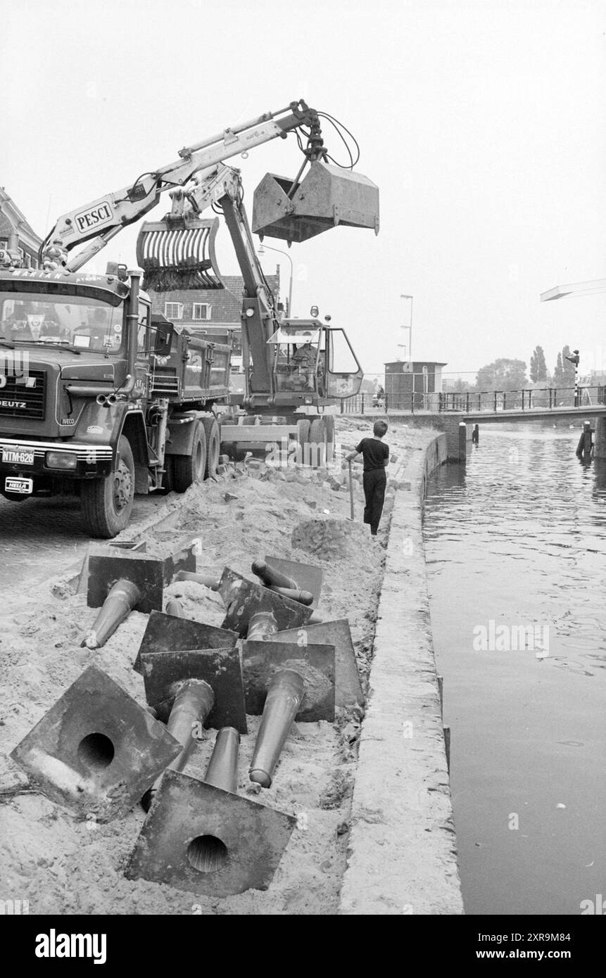 Work in Progress at Quay, 14-08-1984, Whizgle Dutch News: Historical Images Tailored for the Future. Erkunden Sie die Vergangenheit der Niederlande mit modernen Perspektiven durch Bilder von niederländischen Agenturen. Verbinden der Ereignisse von gestern mit den Erkenntnissen von morgen. Begeben Sie sich auf eine zeitlose Reise mit Geschichten, die unsere Zukunft prägen. Stockfoto