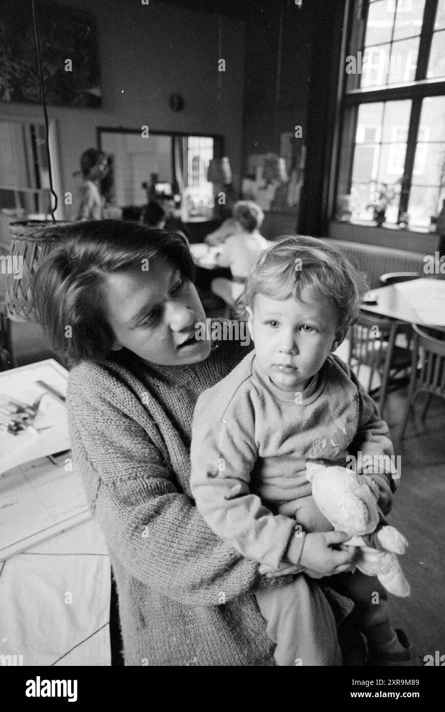 Sabine Richter, Deutsche, Rosenstock Huessy House, Ausländer, Haarlem, Niederlande, 03-02-1989, Whizgle Dutch News: historische Bilder für die Zukunft. Erkunden Sie die Vergangenheit der Niederlande mit modernen Perspektiven durch Bilder von niederländischen Agenturen. Verbinden der Ereignisse von gestern mit den Erkenntnissen von morgen. Begeben Sie sich auf eine zeitlose Reise mit Geschichten, die unsere Zukunft prägen. Stockfoto