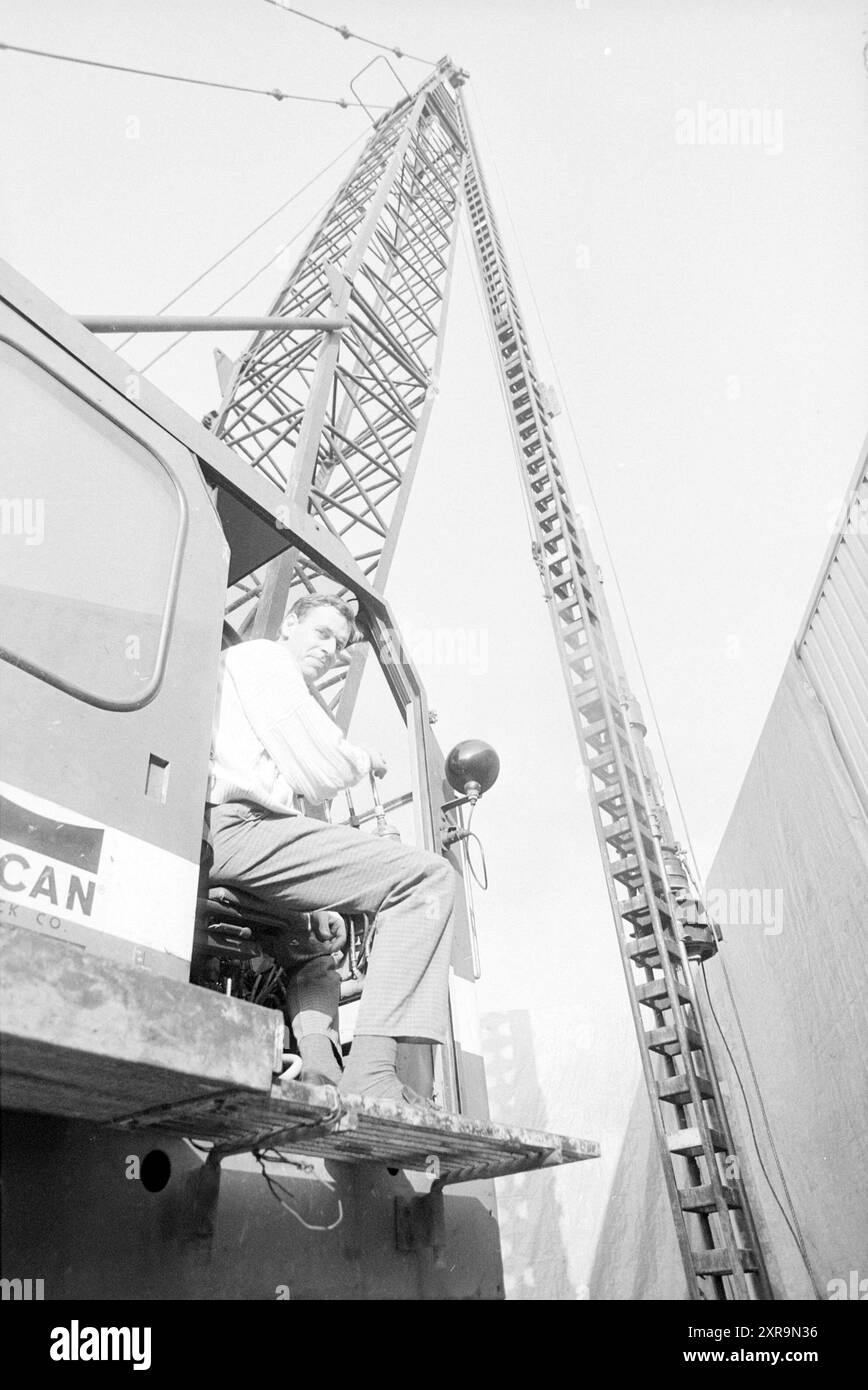 1st Pile Company Schafa Hillegom, First Pile, Hillegom, 08-02-1989, Whizgle Dutch News: Historische Bilder zugeschnitten auf die Zukunft. Erkunden Sie die Vergangenheit der Niederlande mit modernen Perspektiven durch Bilder von niederländischen Agenturen. Verbinden der Ereignisse von gestern mit den Erkenntnissen von morgen. Begeben Sie sich auf eine zeitlose Reise mit Geschichten, die unsere Zukunft prägen. Stockfoto