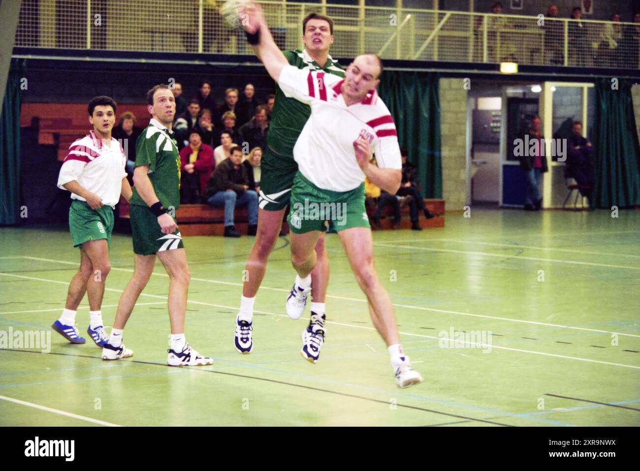 Hallenfußballspiel, 00-03-1999, Whizgle Dutch News: Historische Bilder für die Zukunft. Erkunden Sie die Vergangenheit der Niederlande mit modernen Perspektiven durch Bilder von niederländischen Agenturen. Verbinden der Ereignisse von gestern mit den Erkenntnissen von morgen. Begeben Sie sich auf eine zeitlose Reise mit Geschichten, die unsere Zukunft prägen. Stockfoto