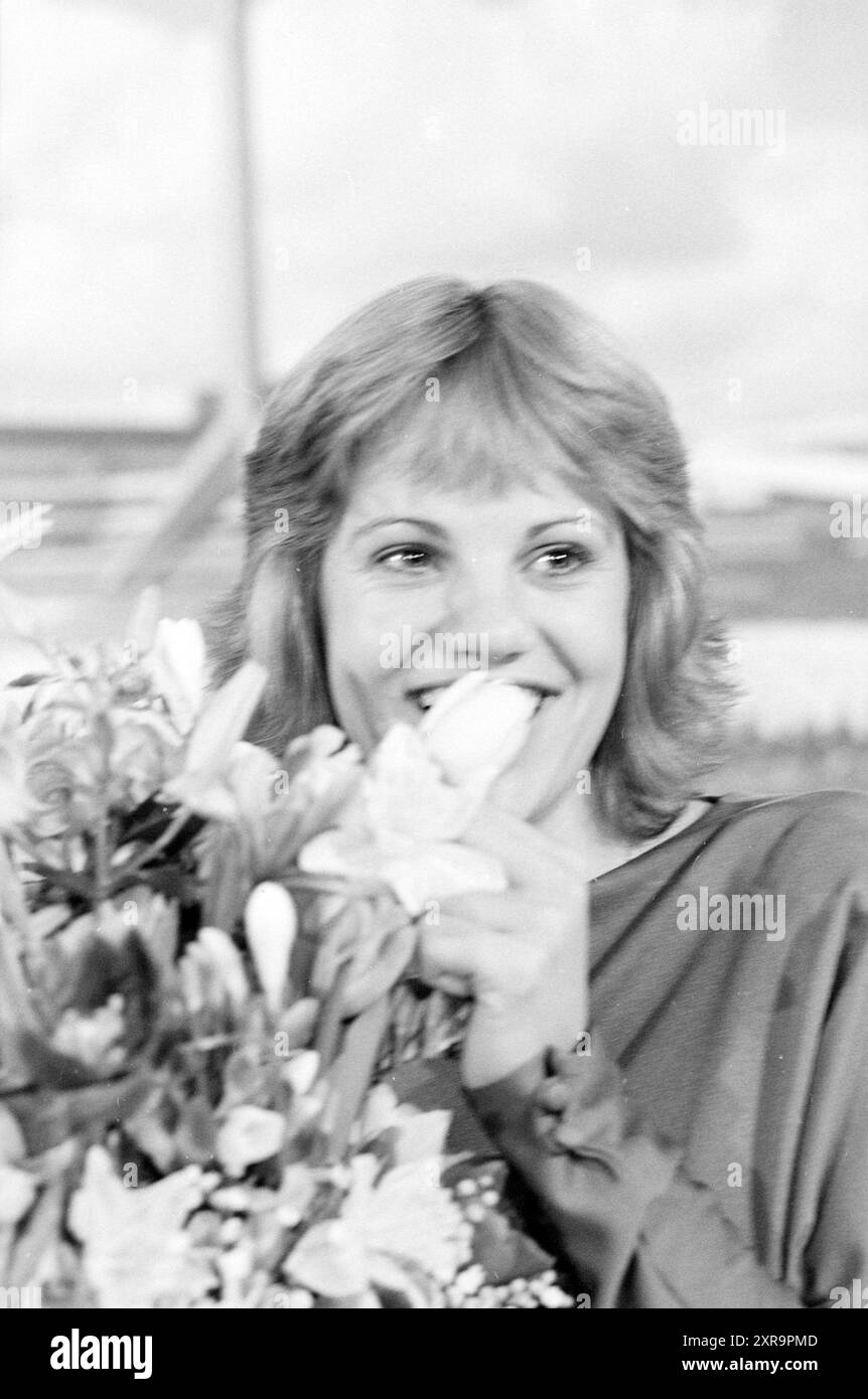 Ankunft der Tulpenkönigin, Schiphol, Blumen und Blumenmädchen, Schiphol, 28-03-1981, Whizgle Dutch News: Historische Bilder zugeschnitten auf die Zukunft. Erkunden Sie die Vergangenheit der Niederlande mit modernen Perspektiven durch Bilder von niederländischen Agenturen. Verbinden der Ereignisse von gestern mit den Erkenntnissen von morgen. Begeben Sie sich auf eine zeitlose Reise mit Geschichten, die unsere Zukunft prägen. Stockfoto