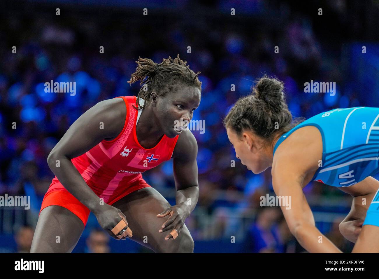 Paris, Frankreich 20240809. Grace Bullen aus Norwegen (links) gegen Siwar Bousetta aus Tunesien im Ringen in der Champ de Mars Arena während der Olympischen Spiele 2024 in Paris. Foto: Fredrik Varfjell / NTB Stockfoto