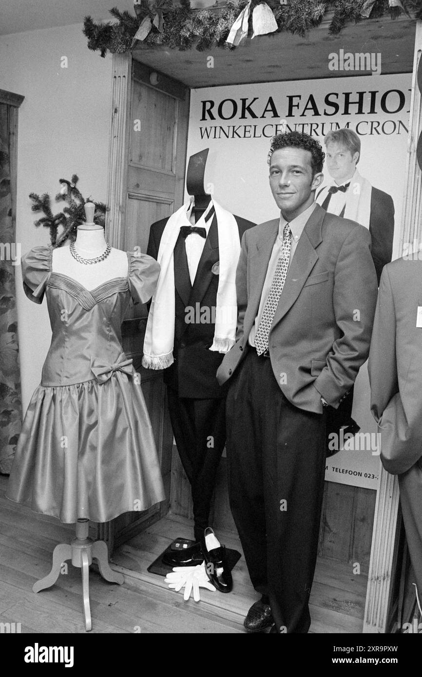 Partykleidung, Roka Fashion, Haarlem, Niederlande, 19-12-1993, Whizgle Dutch News: historische Bilder für die Zukunft. Erkunden Sie die Vergangenheit der Niederlande mit modernen Perspektiven durch Bilder von niederländischen Agenturen. Verbinden der Ereignisse von gestern mit den Erkenntnissen von morgen. Begeben Sie sich auf eine zeitlose Reise mit Geschichten, die unsere Zukunft prägen. Stockfoto