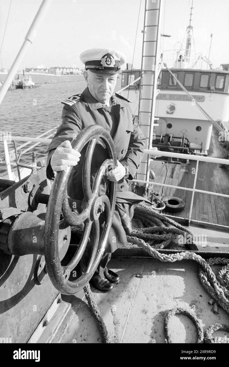 Herr Besancoon, Skipper, a.b., ms Willem Beukelsz., IJmuiden, Steigerweg, Niederlande, 10-11-1993, Whizgle Dutch News: historische Bilder für die Zukunft. Erkunden Sie die Vergangenheit der Niederlande mit modernen Perspektiven durch Bilder von niederländischen Agenturen. Verbinden der Ereignisse von gestern mit den Erkenntnissen von morgen. Begeben Sie sich auf eine zeitlose Reise mit Geschichten, die unsere Zukunft prägen. Stockfoto