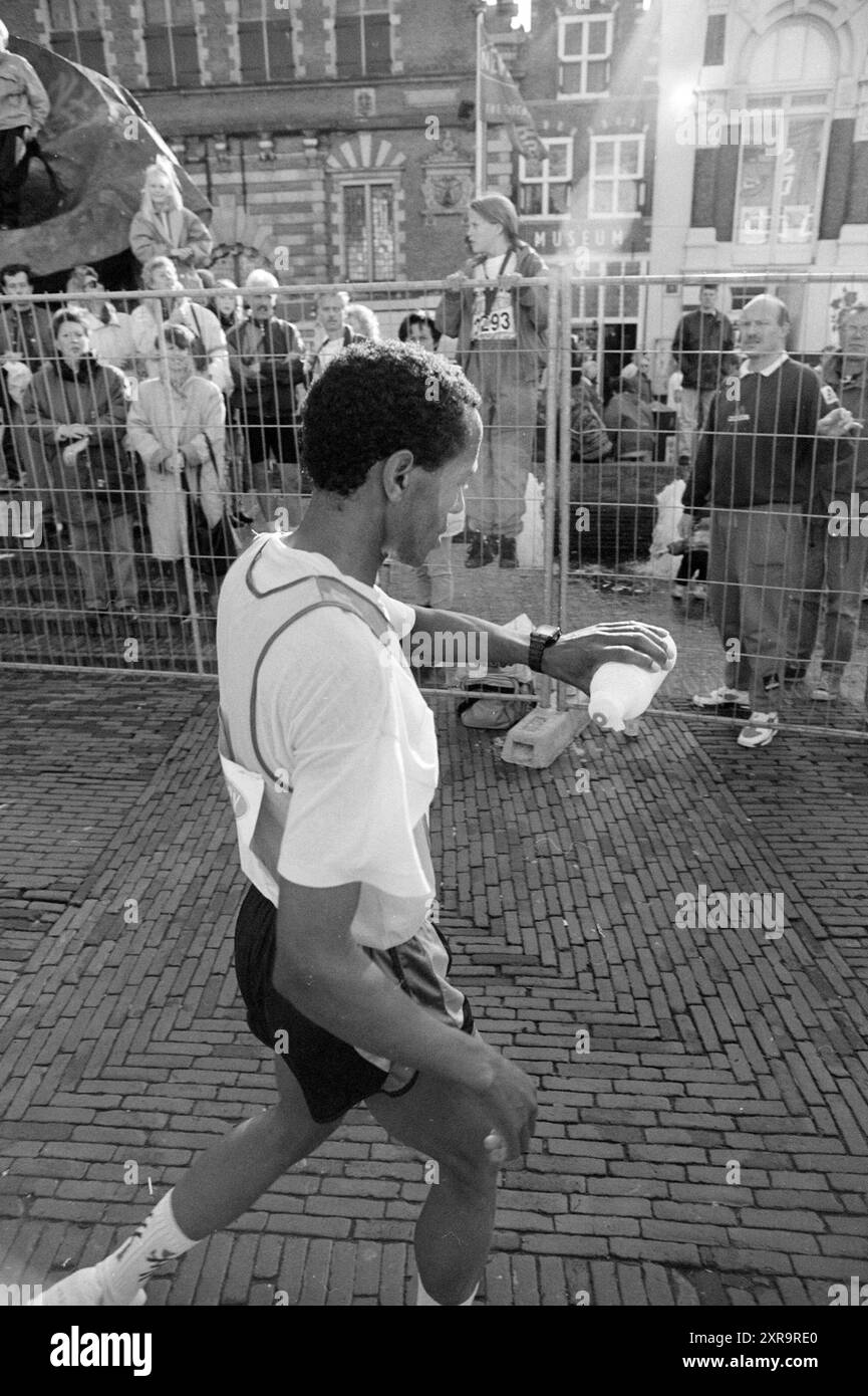 Trosloop 1993 in Haarlem, gewann im Herrenrennen die Äthiopische Tadesse Woldemeskel. To Run., Haarlem, Niederlande, 17-10-1993, Whizgle Dutch News: Historical Images Tailored for the Future. Erkunden Sie die Vergangenheit der Niederlande mit modernen Perspektiven durch Bilder von niederländischen Agenturen. Verbinden der Ereignisse von gestern mit den Erkenntnissen von morgen. Begeben Sie sich auf eine zeitlose Reise mit Geschichten, die unsere Zukunft prägen. Stockfoto