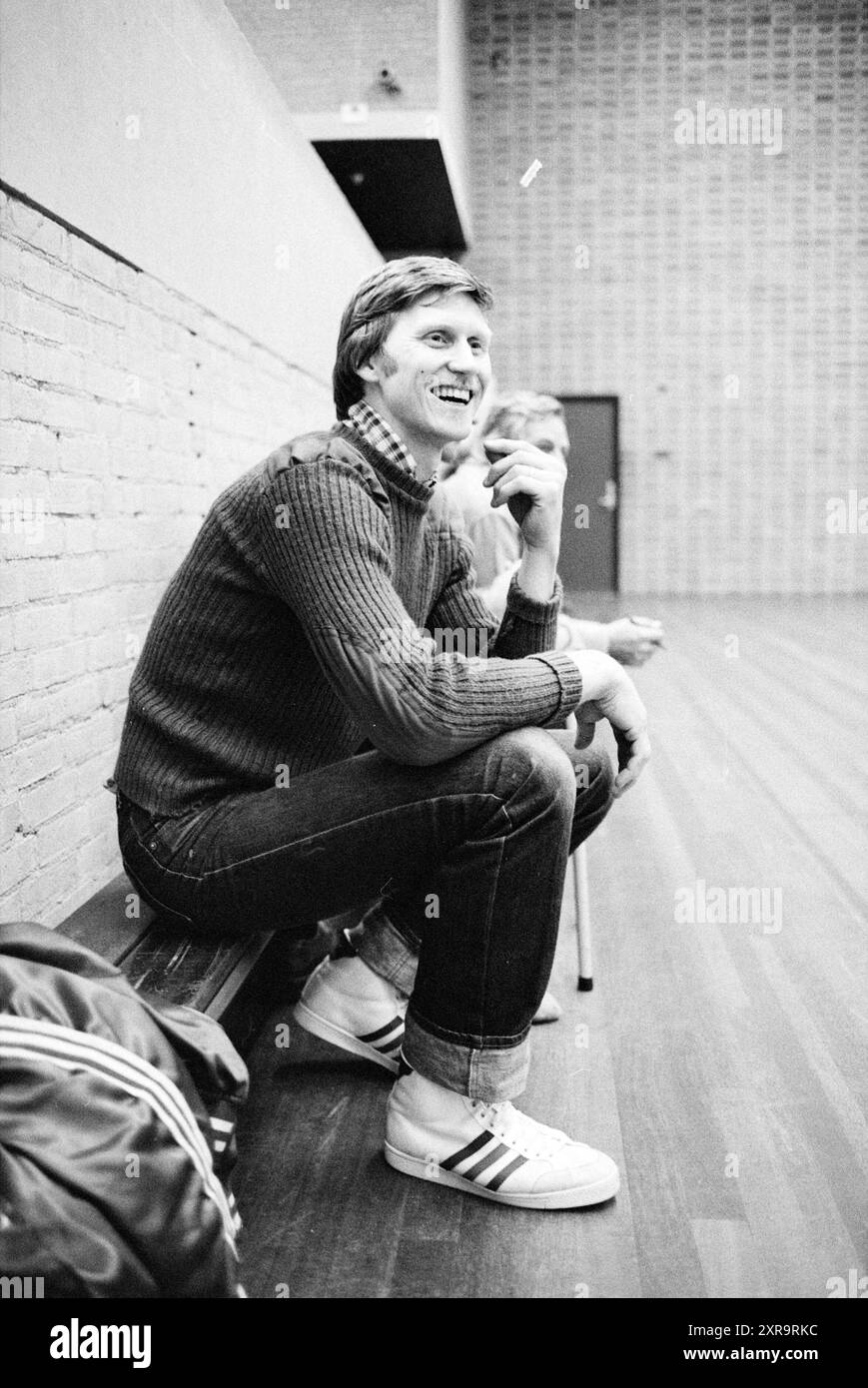Portrait Indoor Football Coach Damen Trikot Sponsor: Ten Cate BV Distribution Agency Alkmaar, 00-10-1980, Whizgle Dutch News: Historische Bilder zugeschnitten auf die Zukunft. Erkunden Sie die Vergangenheit der Niederlande mit modernen Perspektiven durch Bilder von niederländischen Agenturen. Verbinden der Ereignisse von gestern mit den Erkenntnissen von morgen. Begeben Sie sich auf eine zeitlose Reise mit Geschichten, die unsere Zukunft prägen. Stockfoto