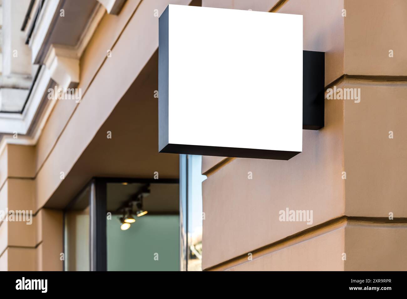 Leeres Modell Des Restaurant Street Square, Weißes Banner-Schild An Der Gelben Wand Stockfoto