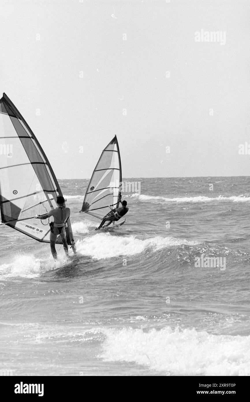 Surf, Bloemendaal, 22.07.1990, Whizgle Dutch News: Historical Images Tailored for the Future. Erkunden Sie die Vergangenheit der Niederlande mit modernen Perspektiven durch Bilder von niederländischen Agenturen. Verbinden der Ereignisse von gestern mit den Erkenntnissen von morgen. Begeben Sie sich auf eine zeitlose Reise mit Geschichten, die unsere Zukunft prägen. Stockfoto