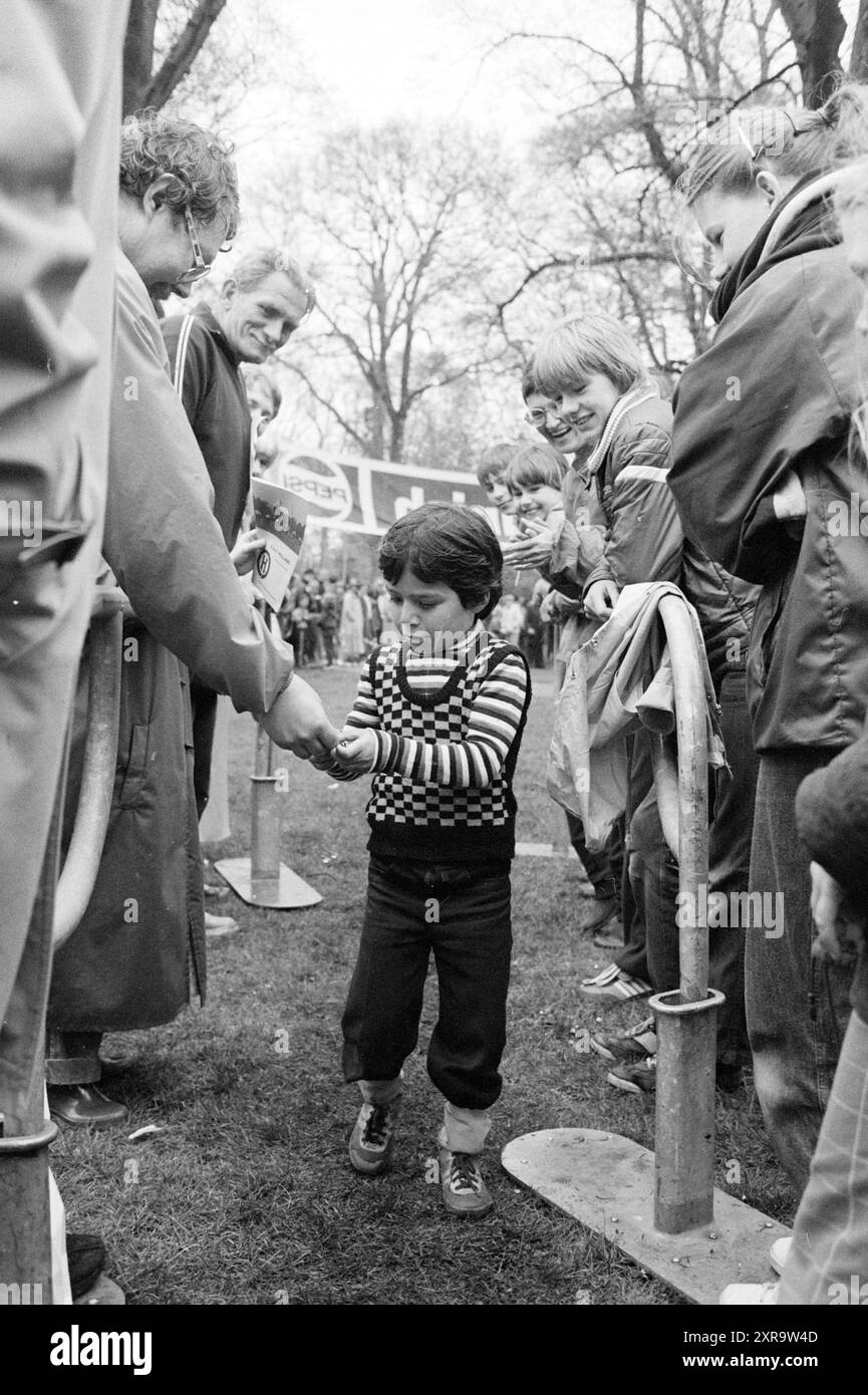 Start des Wettkampflaufs Haarlemmerhout, Queen's Day, Running, Haarlem, Niederlande, 30-04-1981, Whizgle Dutch News: Historical Images Tailored for the Future. Erkunden Sie die Vergangenheit der Niederlande mit modernen Perspektiven durch Bilder von niederländischen Agenturen. Verbinden der Ereignisse von gestern mit den Erkenntnissen von morgen. Begeben Sie sich auf eine zeitlose Reise mit Geschichten, die unsere Zukunft prägen. Stockfoto