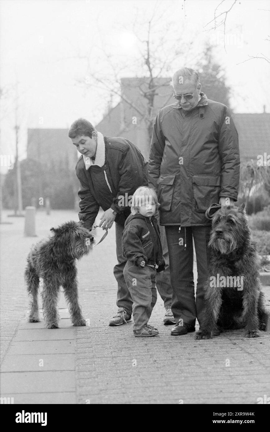 Alina V H., Engel + 2 Dogs, 30-01-1991, Whizgle Dutch News: Historische Bilder zugeschnitten auf die Zukunft. Erkunden Sie die Vergangenheit der Niederlande mit modernen Perspektiven durch Bilder von niederländischen Agenturen. Verbinden der Ereignisse von gestern mit den Erkenntnissen von morgen. Begeben Sie sich auf eine zeitlose Reise mit Geschichten, die unsere Zukunft prägen. Stockfoto