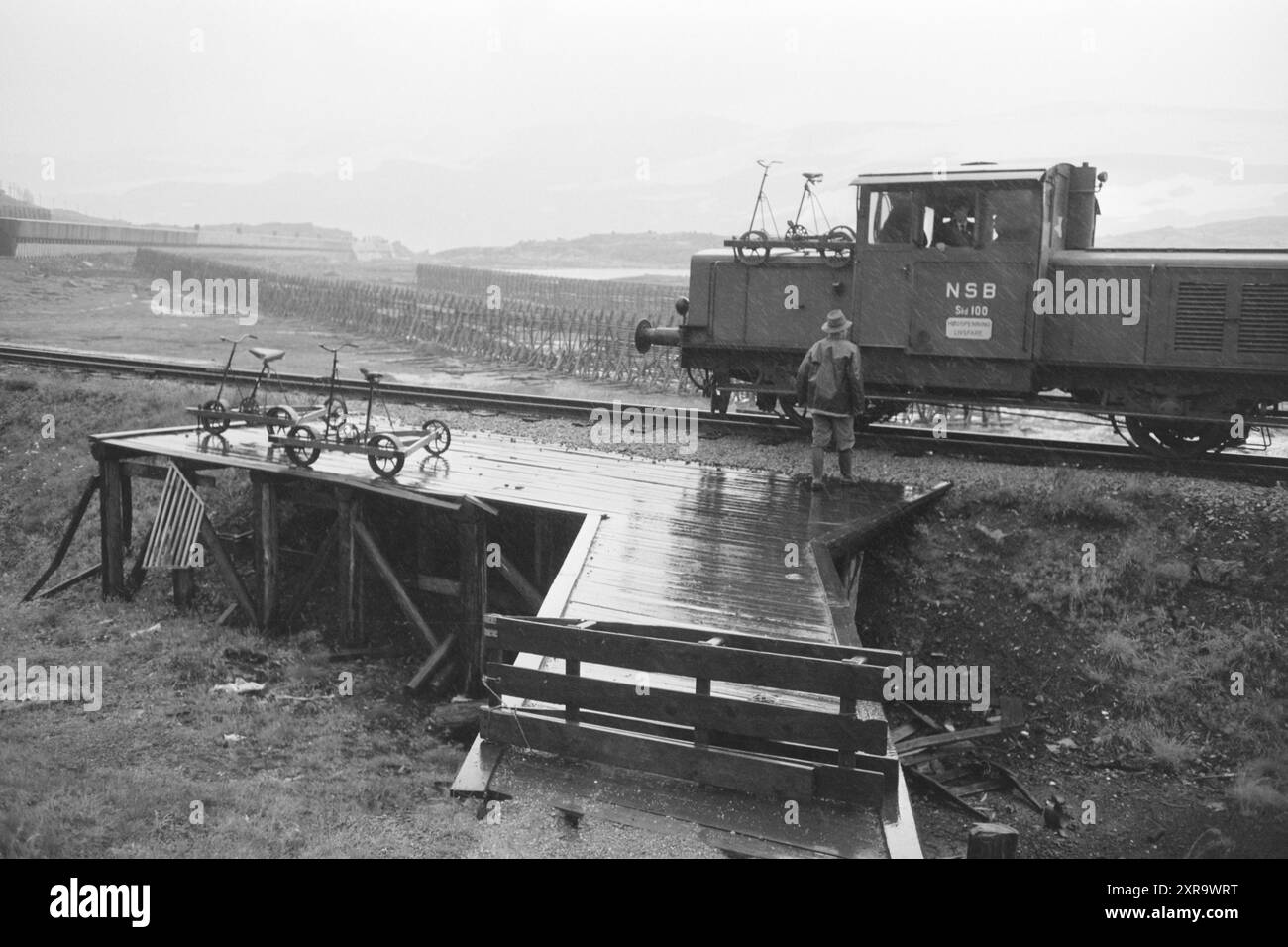 Tatsächlich 37 - 1959: Außenposten auf der Bahn. Finse (Finse). Das gemauerte Inselhaus der Eisenbahn befindet sich im Abstand von wenigen Kilometern entlang der Bahnstrecke. Es gibt keine Straße über den Berg von Finse nach Slira, Sanda oder Fagernut, die sie als die nächsten Orte bezeichnet werden, nur eine schmale, gabelige Straße entlang Finsevatn. Die Familie Rundtom, Olav, Karin und Tochter Lise leben in Slirå. Foto: Sverre A. Børretzen / aktuell ***NB Foto nicht verarbeitet*** dieser Bildtext wird automatisch übersetzt dieser Bildtext wird automatisch übersetzt Stockfoto