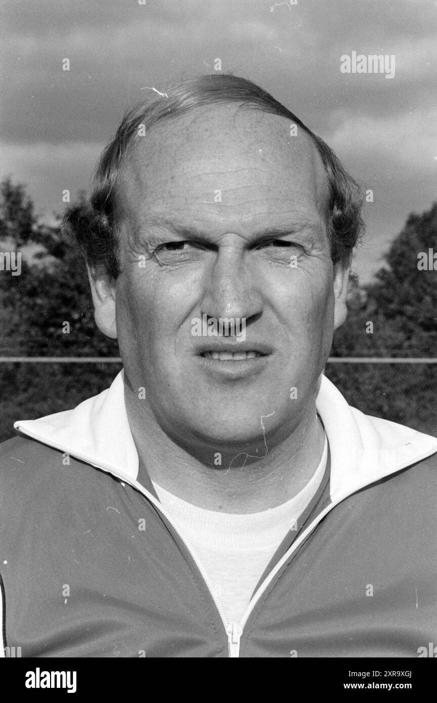 Porträt von Mr. Kistemaker, Trainer, Porträt) von SEM Wokke, Roy de Klonia, Voetbal ADO, 11-08-1978, Whizgle Dutch News: Historical Images Tailored for the Future. Erkunden Sie die Vergangenheit der Niederlande mit modernen Perspektiven durch Bilder von niederländischen Agenturen. Verbinden der Ereignisse von gestern mit den Erkenntnissen von morgen. Begeben Sie sich auf eine zeitlose Reise mit Geschichten, die unsere Zukunft prägen. Stockfoto