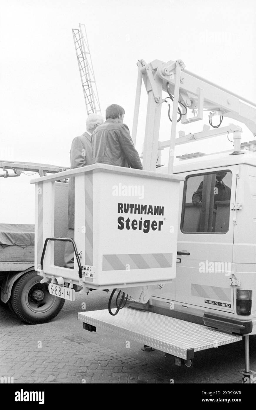 Übergabe der Hubarbeitsbühne, Heemskerk, Übergabe und Transfer, Heemskerk, 17-08-1979, Whizgle Dutch News: historische Bilder für die Zukunft. Erkunden Sie die Vergangenheit der Niederlande mit modernen Perspektiven durch Bilder von niederländischen Agenturen. Verbinden der Ereignisse von gestern mit den Erkenntnissen von morgen. Begeben Sie sich auf eine zeitlose Reise mit Geschichten, die unsere Zukunft prägen. Stockfoto