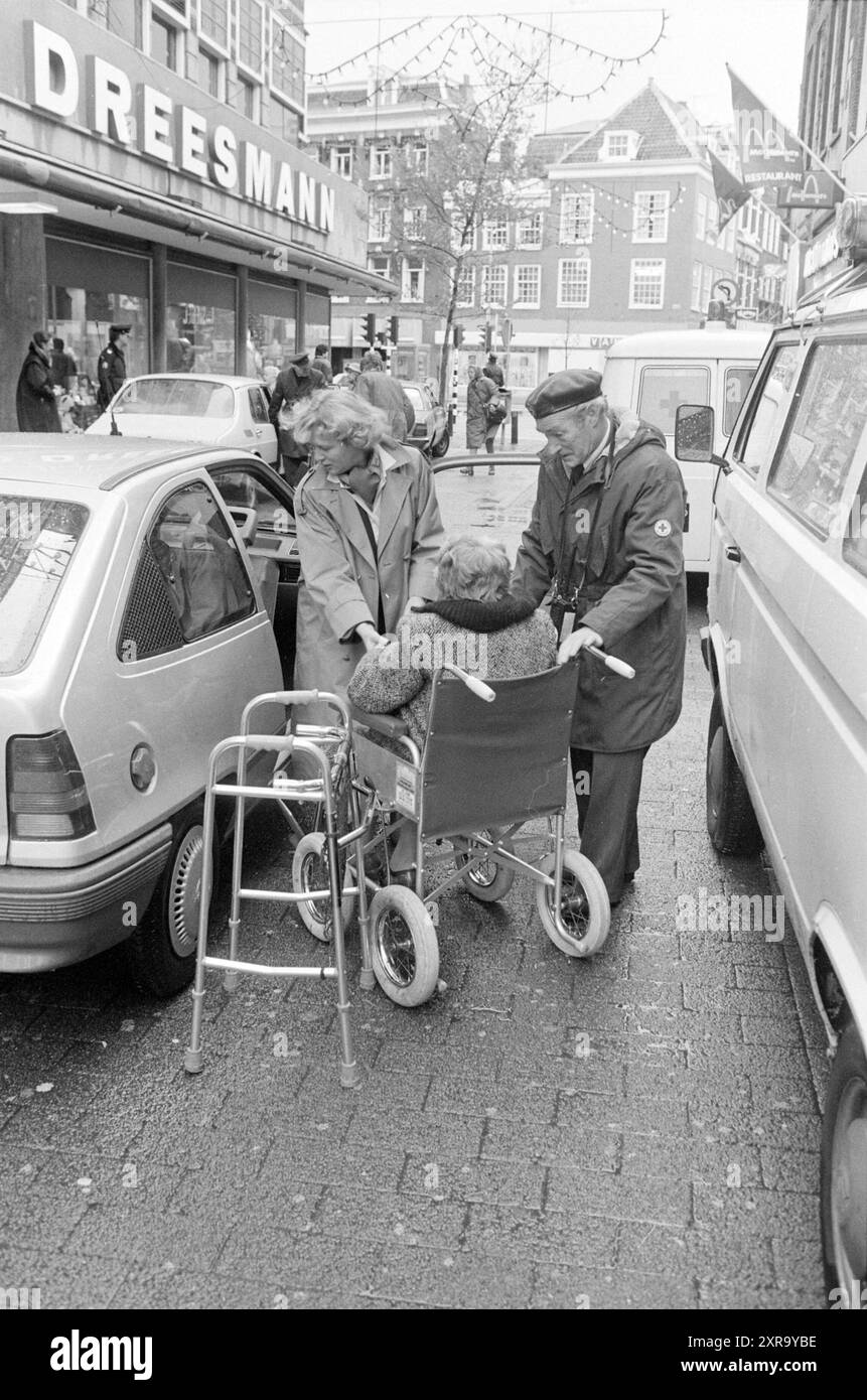 Behinderte kaufen bei V&D, Behinderte Menschen, geistig gestörte Menschen, 10-11-1985, Whizgle Dutch News: Historische Bilder zugeschnitten auf die Zukunft. Erkunden Sie die Vergangenheit der Niederlande mit modernen Perspektiven durch Bilder von niederländischen Agenturen. Verbinden der Ereignisse von gestern mit den Erkenntnissen von morgen. Begeben Sie sich auf eine zeitlose Reise mit Geschichten, die unsere Zukunft prägen. Stockfoto