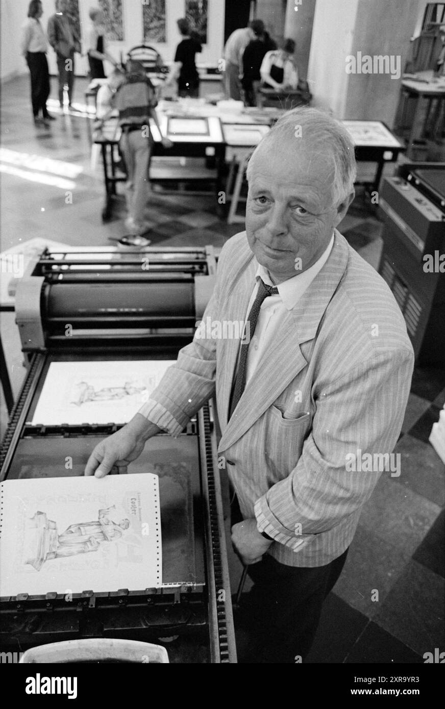 Ausstellung von Mediensystemen mit T. Zuiderwijk mit einem Bild von Laurens Coster, Haarlem, Niederlande, 18-05-1992, Whizgle Dutch News: Historische Bilder zugeschnitten auf die Zukunft. Erkunden Sie die Vergangenheit der Niederlande mit modernen Perspektiven durch Bilder von niederländischen Agenturen. Verbinden der Ereignisse von gestern mit den Erkenntnissen von morgen. Begeben Sie sich auf eine zeitlose Reise mit Geschichten, die unsere Zukunft prägen. Stockfoto