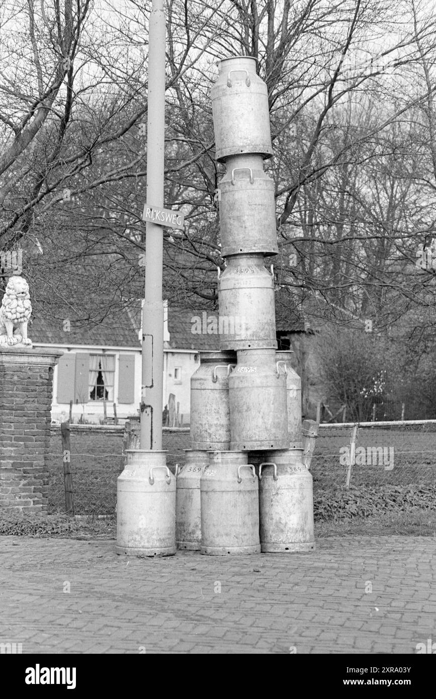 Gestapelte Milchdosen in Velsen, Velsen, Rijksweg, 02-05-1979, Whizgle Dutch News: Historische Bilder zugeschnitten auf die Zukunft. Erkunden Sie die Vergangenheit der Niederlande mit modernen Perspektiven durch Bilder von niederländischen Agenturen. Verbinden der Ereignisse von gestern mit den Erkenntnissen von morgen. Begeben Sie sich auf eine zeitlose Reise mit Geschichten, die unsere Zukunft prägen. Stockfoto