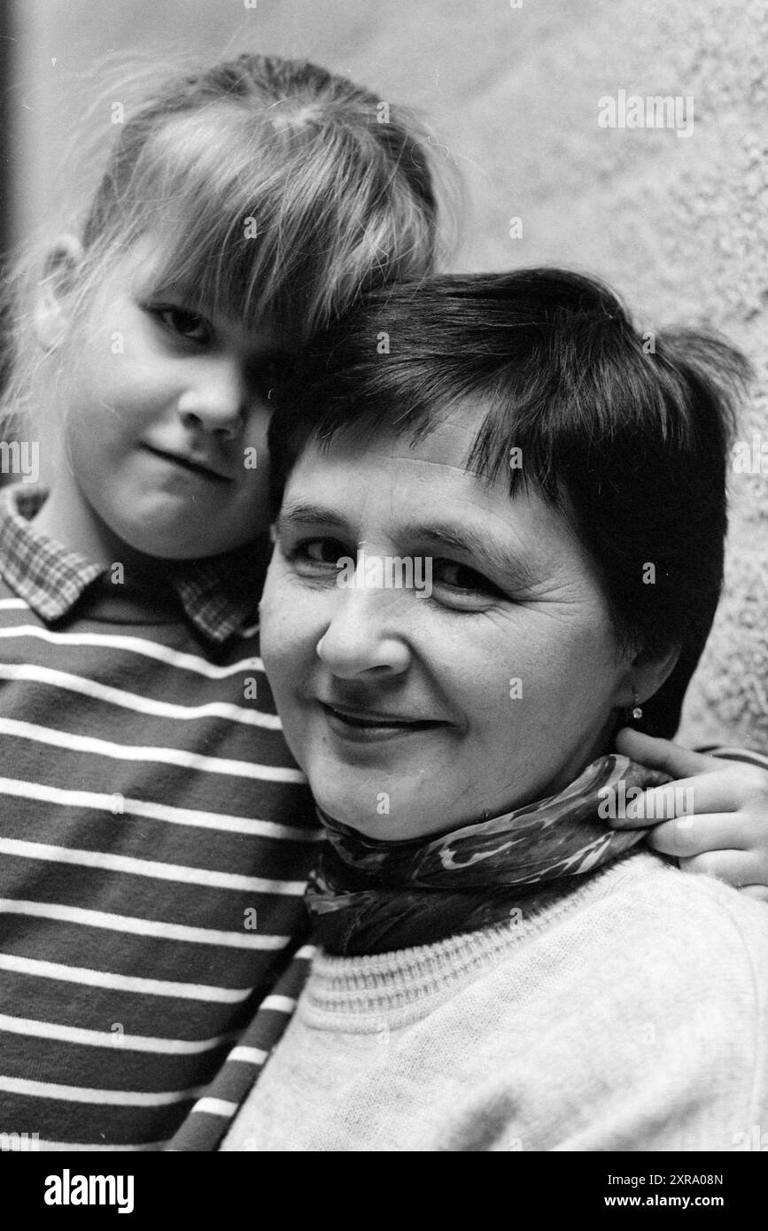 Portraits of Immigrantin Women in IJmuiden, IJmuiden, Niederlande, 26-01-1996, Whizgle Dutch News: Historische Bilder zugeschnitten auf die Zukunft. Erkunden Sie die Vergangenheit der Niederlande mit modernen Perspektiven durch Bilder von niederländischen Agenturen. Verbinden der Ereignisse von gestern mit den Erkenntnissen von morgen. Begeben Sie sich auf eine zeitlose Reise mit Geschichten, die unsere Zukunft prägen. Stockfoto