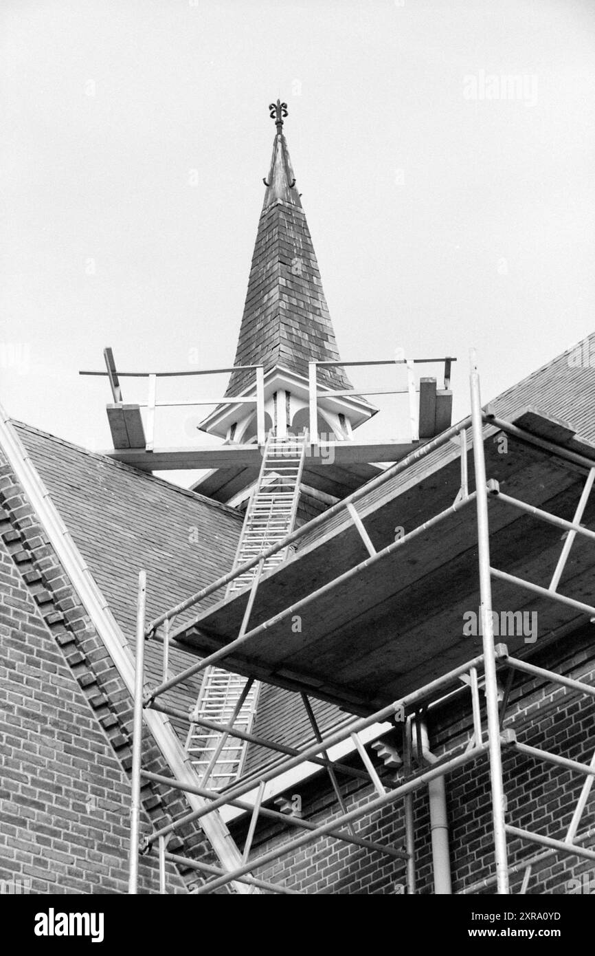 Restaurierung des RC Kirchturms, Hillegom, Monseigneur van Leeuwenlaan, 09-03-1993, Whizgle Dutch News: Historische Bilder zugeschnitten auf die Zukunft. Erkunden Sie die Vergangenheit der Niederlande mit modernen Perspektiven durch Bilder von niederländischen Agenturen. Verbinden der Ereignisse von gestern mit den Erkenntnissen von morgen. Begeben Sie sich auf eine zeitlose Reise mit Geschichten, die unsere Zukunft prägen. Stockfoto