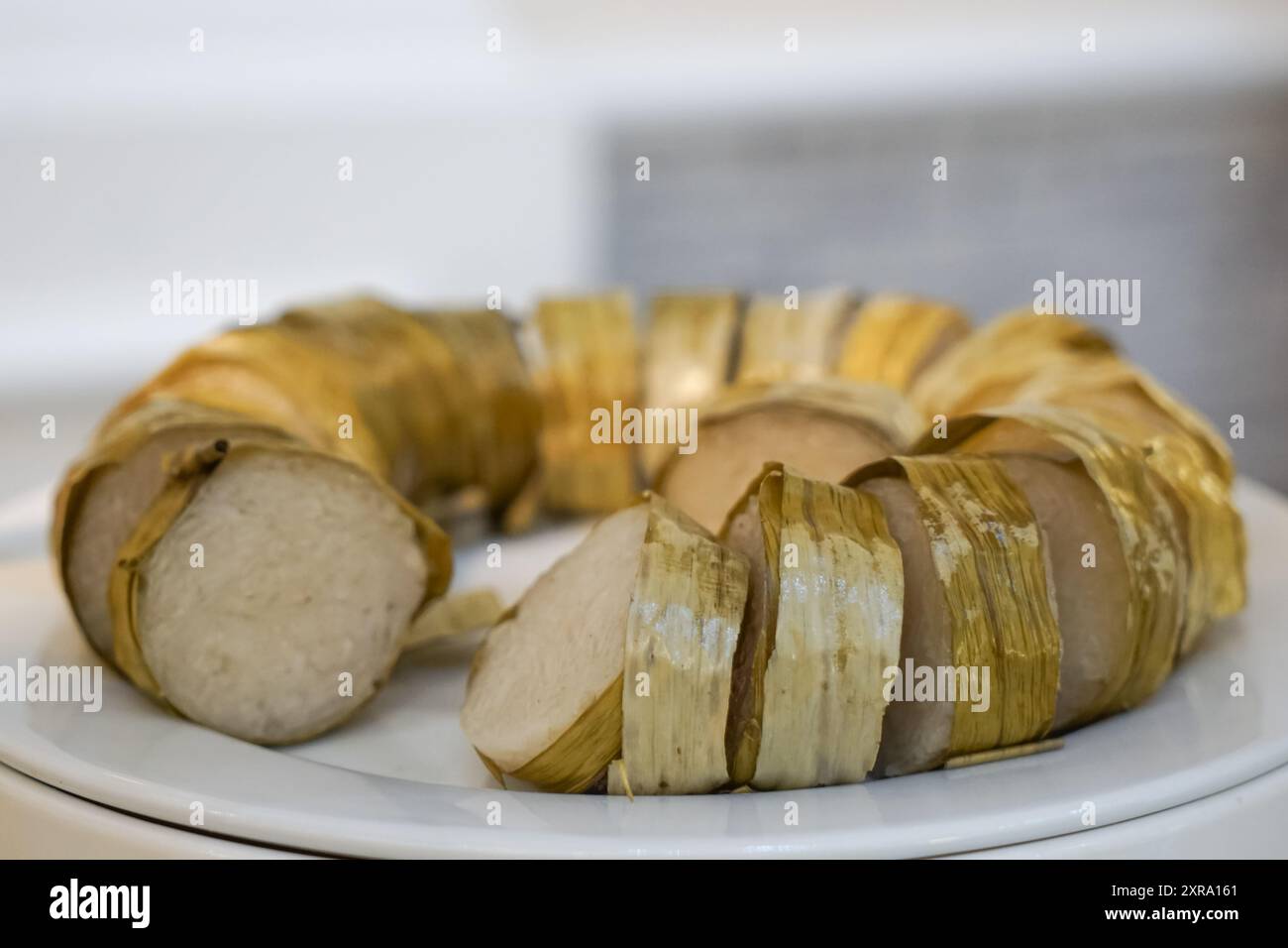 Lemang, klebriger Reis, umwickelt Bananenblatt, umhüllt von Bambuskulm und gekocht im offenen Feuer. Stockfoto