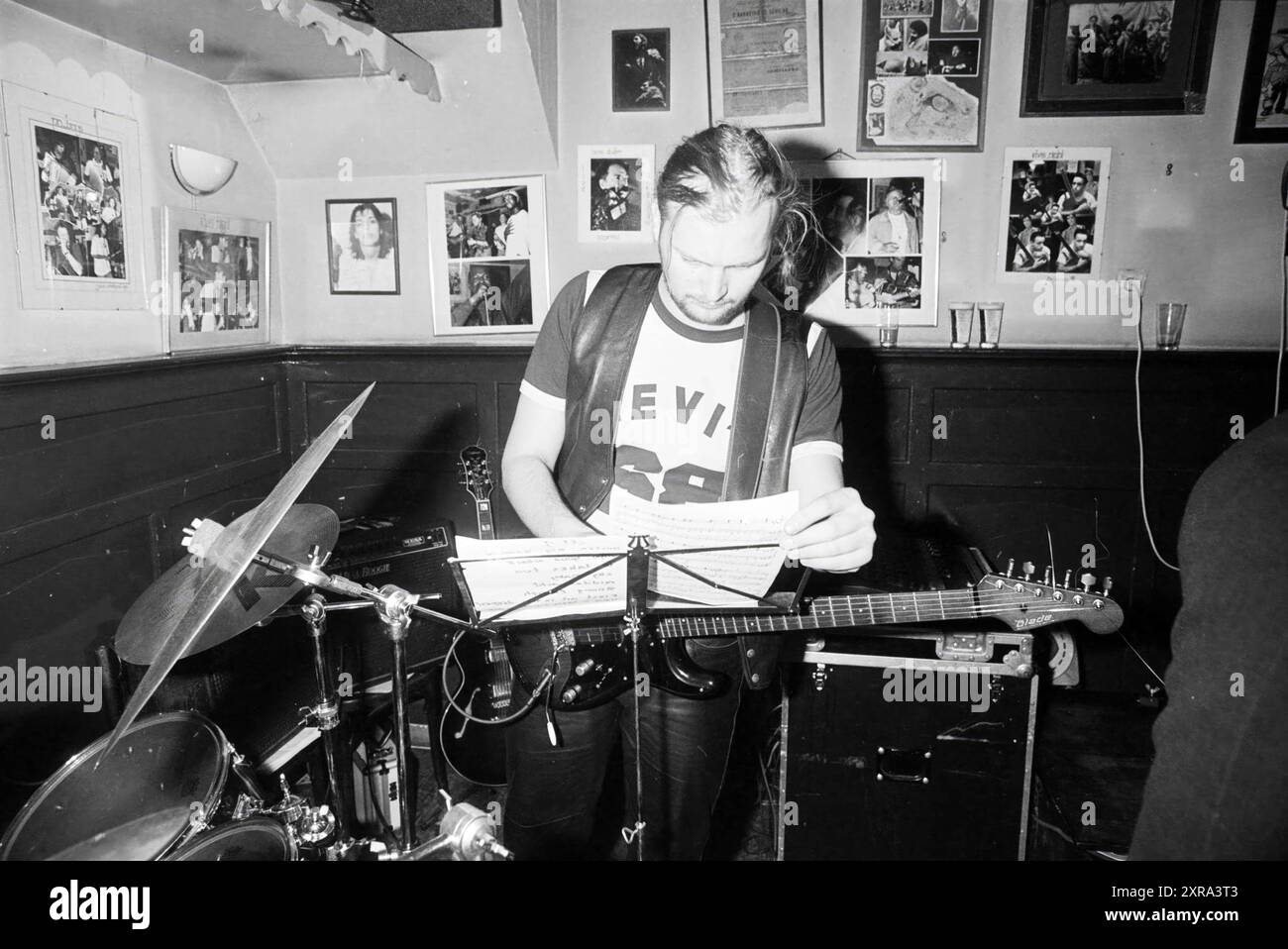 Themenabend „Sie können das heute auf der Bühne machen“ in Taverna Imperial, Korte Veerstraat 3, Haarlem, Korte Veerstraat, Niederlande, 12-05-1995, Whizgle Dutch News: Historical Images Tailored for the Future. Erkunden Sie die Vergangenheit der Niederlande mit modernen Perspektiven durch Bilder von niederländischen Agenturen. Verbinden der Ereignisse von gestern mit den Erkenntnissen von morgen. Begeben Sie sich auf eine zeitlose Reise mit Geschichten, die unsere Zukunft prägen. Stockfoto